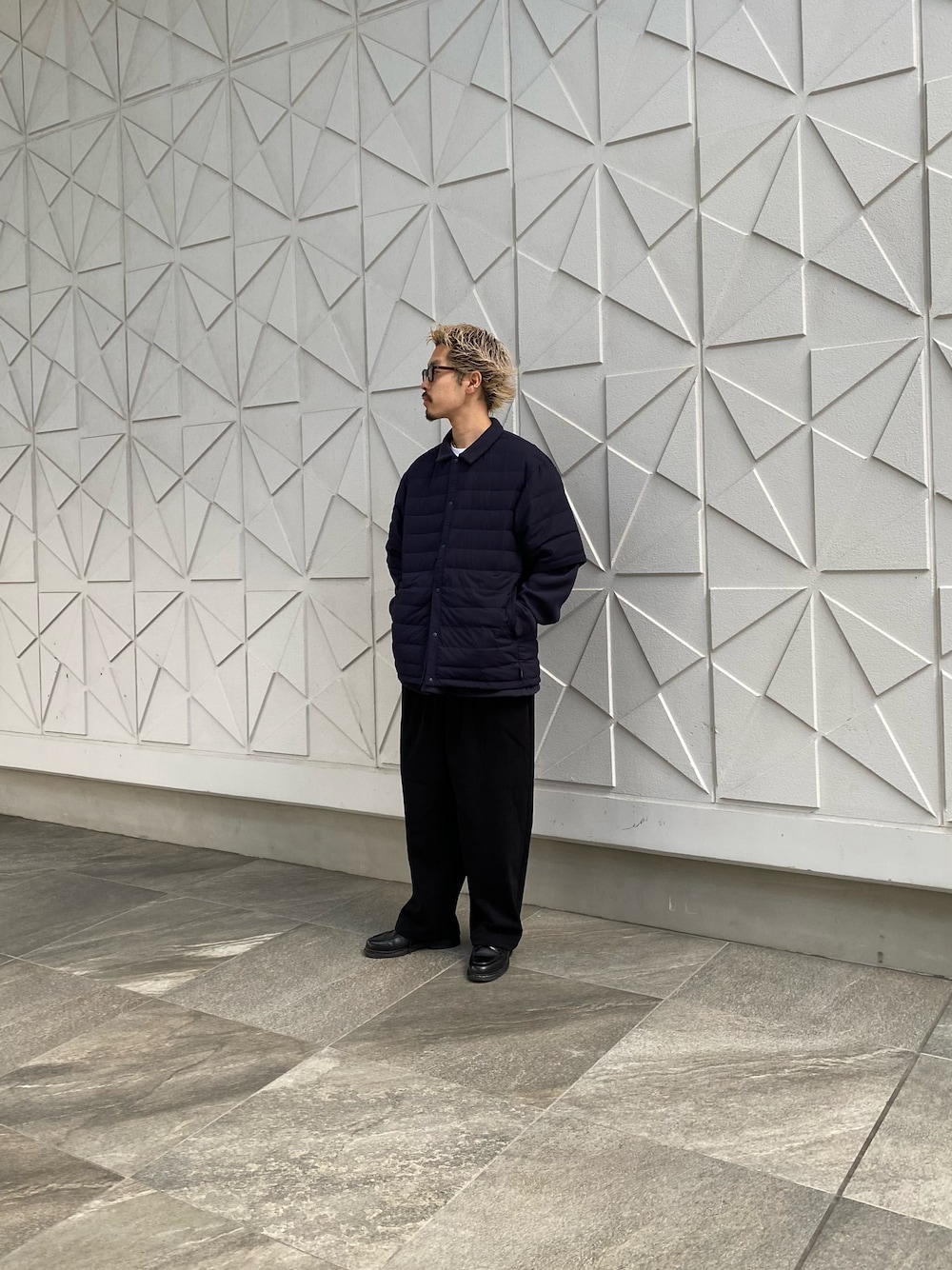 ブルー系のダウンジャケット/コート、ブルー系のその他パンツ、ブルー系のポロシャツを着用したメンズの冬コーディネートの1枚目の写真