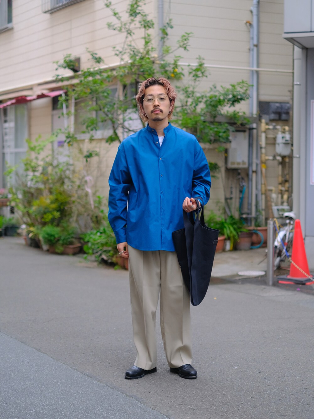 「大人カジュアル、春夏コーデ、春服コーデ、カジュアルコーデ、お花見、はるコーデ、シャツスタイル、シャツ好き集まれ、ローファー」｜「markawareのアイテム（シャツ/ブラウス、ブルー系）」を使った、キーパーさん（メンズ・173cm）の春コーディネートの1枚目の写真