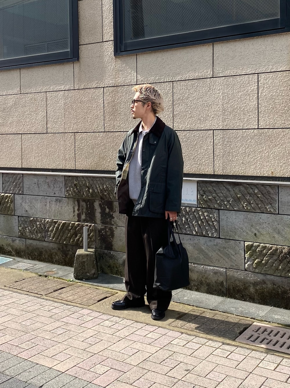 グリーン系のその他アウター、グリーン系のカーディガン/ボレロ、ブラウン系のその他パンツを着用したメンズの冬コーディネートの1枚目の写真