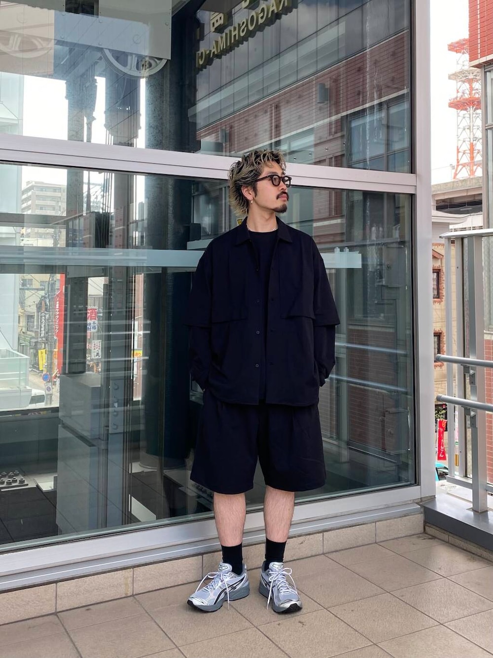 「シンプル、スニーカー、セットアップ、モノトーン、カジュアルコーデ、スポーツMIX、ベーシック、newarrival、新作アイテム、春夏スタイル、即戦力シャツコーデ、最旬スニーカーコーデ、私のイチ推しブランド、初夏のお出掛けコーデ、ベーシックアイテムで作る最旬コーデ」｜「URBAN RESEARCHのSHADE TECH LONG-SLEEVE T-SHIRTS（Tシャツ/カットソー、ブルー系）」を使った、キーパーさん（メンズ・173cm）の春コーディネートの1枚目の写真