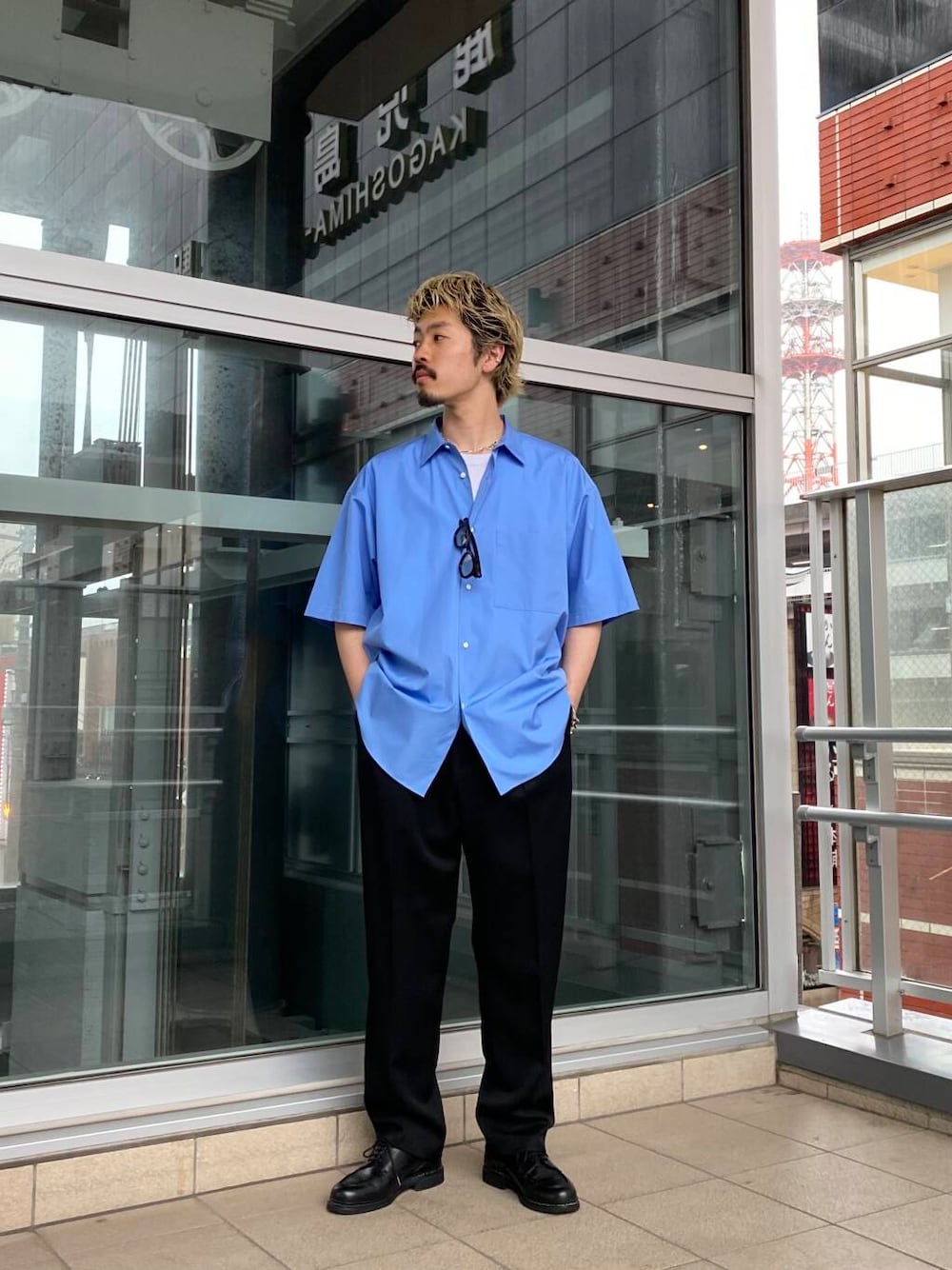 「シンプル、シャツスタイル、ベーシック、newarrival、新作アイテム、春カラーコーデ、春夏スタイル、即戦力シャツコーデ、私のイチ推しブランド、初夏のお出掛けコーデ、ベーシックアイテムで作る最旬コーデ、最旬デートコーデ」｜「URBAN RESEARCHのnew basic　THOMAS MASON SHORT-SLEEVE OVER SHIRTS（シャツ/ブラウス、ブルー系）」を使った、キーパーさん（メンズ・173cm）の春コーディネートの1枚目の写真