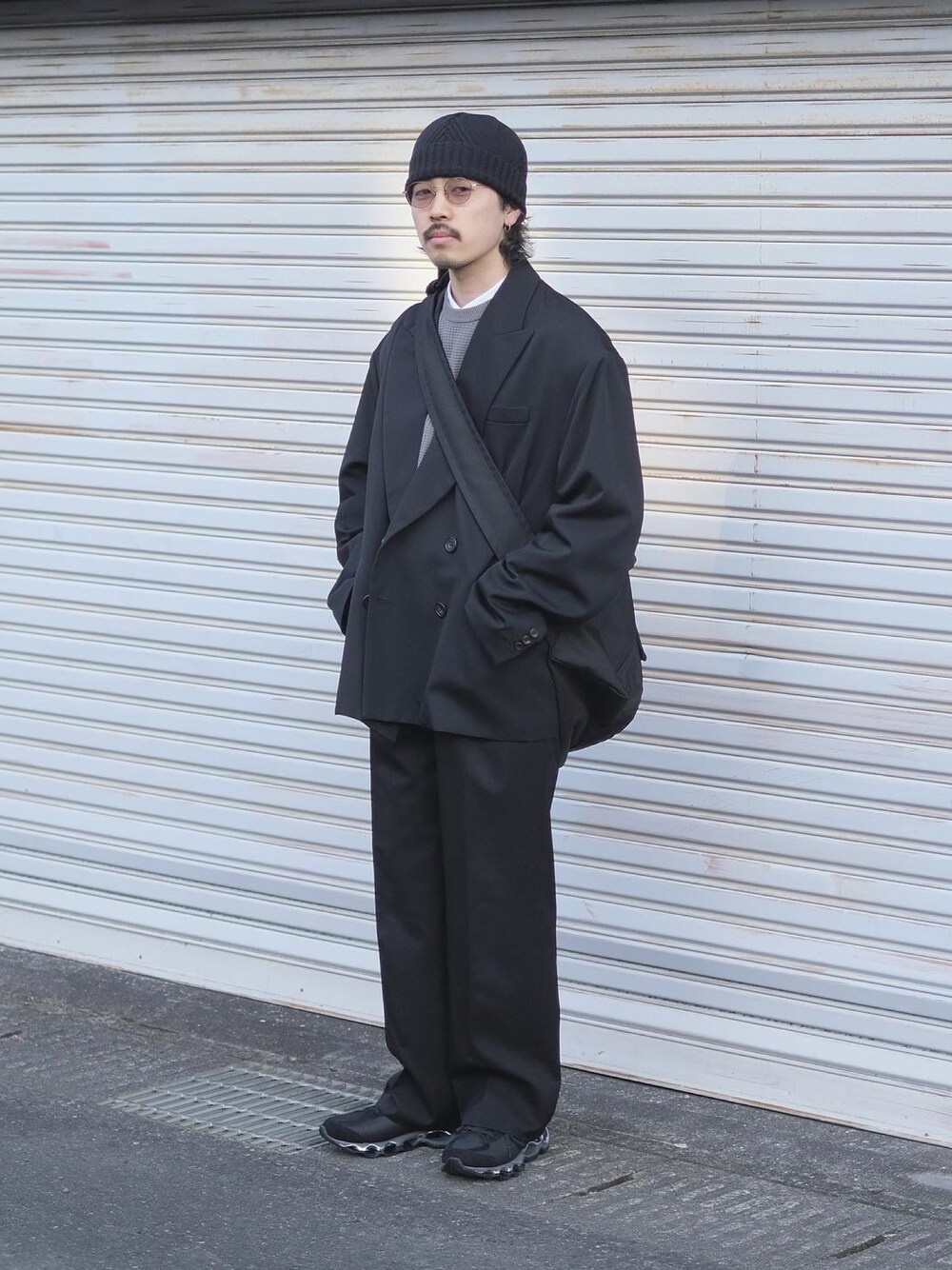 「私の推しブランド、春コーデ、ラフ、スニーカー、冬、ストリートコーデ、ブラック、冬コーデ、古着MIX、outfit、メガネ男子、グレー」｜「steinのアイテム（テーラードジャケット、ブラック系）」を使った、キーパーさん（メンズ・173cm）の冬コーディネートの1枚目の写真