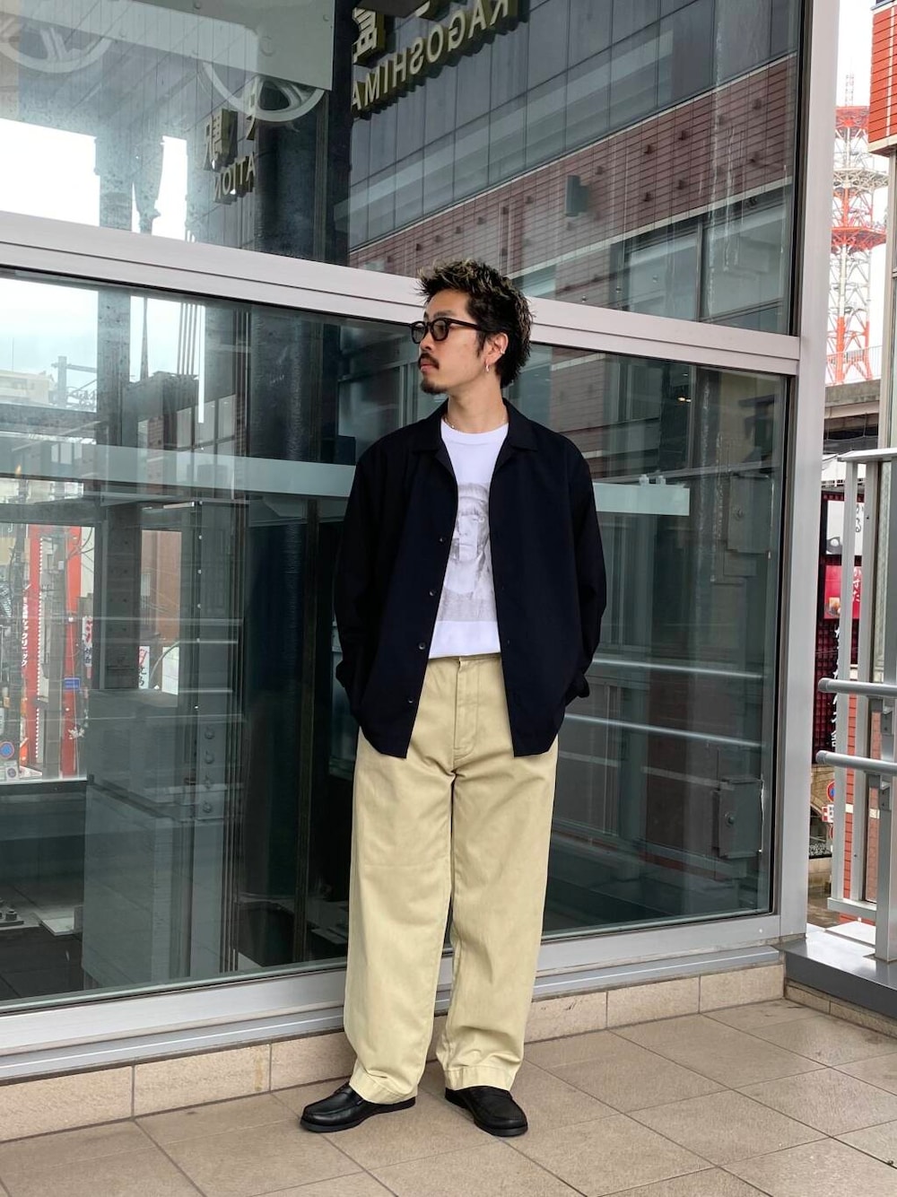 「シンプル、シャツスタイル、モノトーン、ローファー、カジュアルコーデ、チノパンツ、スポーツMIX、ベーシック、newarrival、休日スタイル、新作アイテム、春カラーコーデ、春夏スタイル、即戦力シャツコーデ、私のイチ推しブランド」｜「URBAN RESEARCHのPARABOOT　CORAUX（ローファー、ブラック系）」を使った、キーパーさん（メンズ・173cm）の春コーディネートの1枚目の写真