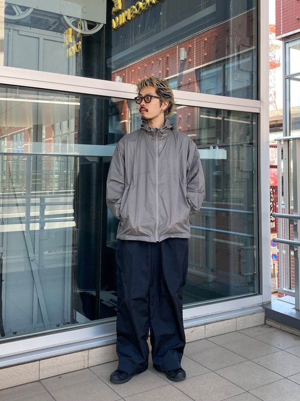 「シンプル、モノトーン、カジュアルコーデ、スポーツMIX、ベーシック、春アウター、newarrival、新作アイテム、春カラーコーデ、春夏スタイル、最旬スニーカーコーデ、私のイチ推しブランド、ベーシックアイテムで作る最旬コーデ、最旬デートコーデ、新作スニーカーコーデ」｜「URBAN RESEARCHのNYLON SUPER WIDE PANTS（その他パンツ、ブルー系）」を使った、キーパーさん（メンズ・173cm）の春コーディネートの1枚目の写真