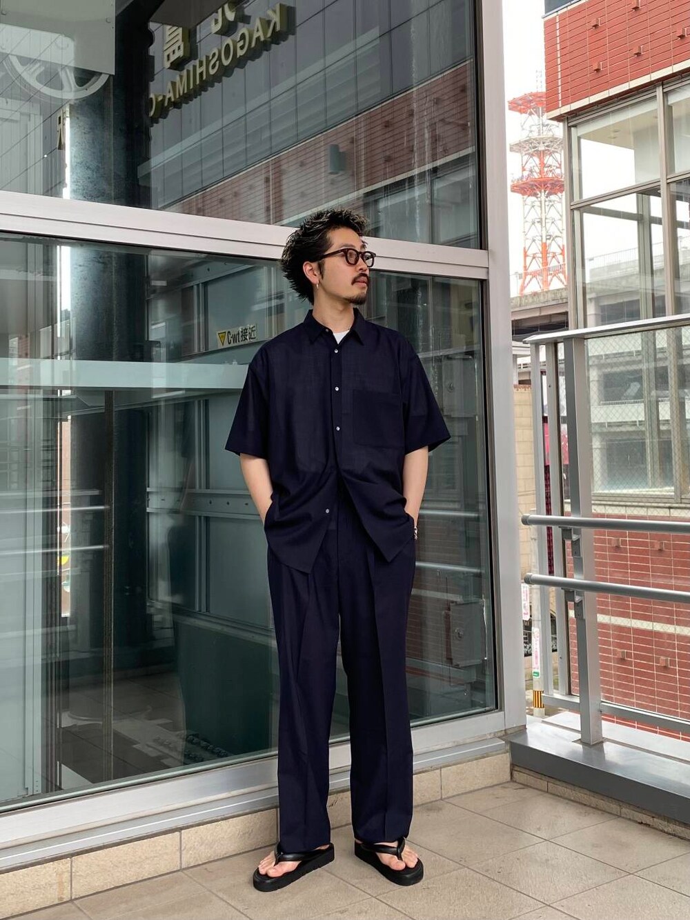 「シンプル、シャツスタイル、セットアップ、モノトーン、カジュアルコーデ、サンダル、ベーシック、newarrival、休日スタイル、新作アイテム、春夏スタイル、即戦力シャツコーデ、私のイチ推しブランド、初夏のお出掛けコーデ、ベーシックアイテムで作る最旬コーデ」｜「URBAN RESEARCHのウォッシャブルウールサイロフィルショートスリーブシャツ（シャツ/ブラウス、ブルー系）」を使った、キーパーさん（メンズ・173cm）の春コーディネートの1枚目の写真