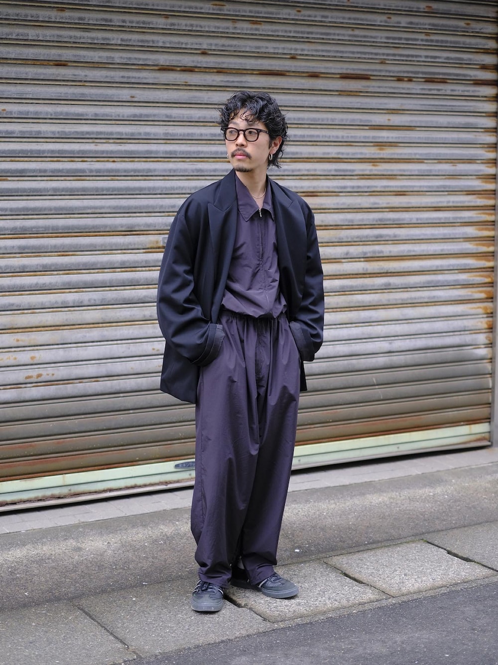 「未来のWEARISTAプロジェクト、オトナカジュアル、シンプルコーデ、おしゃれさんと繋がりたい、休日スタイル、黒、マイベストコーデ2022、秋冬コーデ」｜「steinのアイテム（オールインワン・サロペット、ブラック系）」を使った、キーパーさん（メンズ・173cm）の冬コーディネートの1枚目の写真