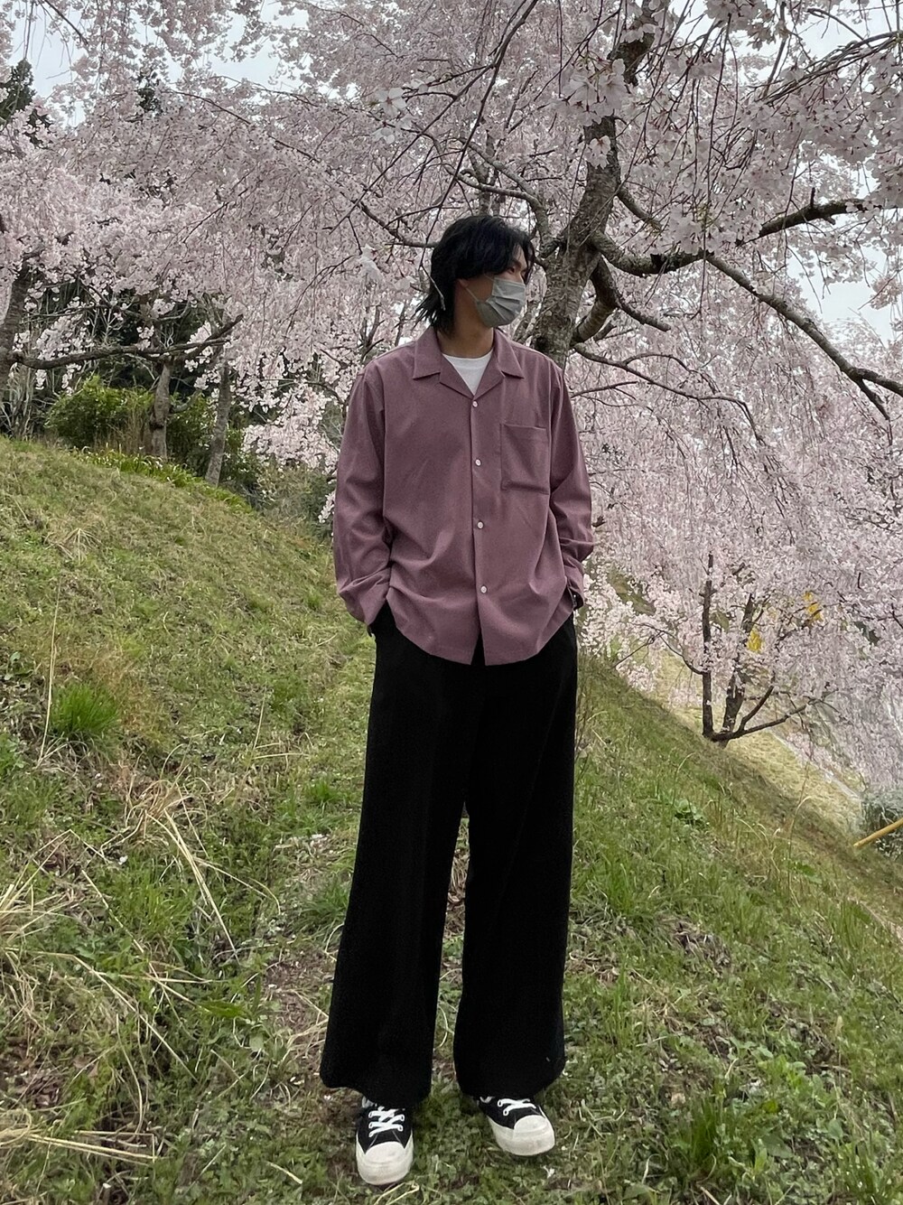 「春コーデ、はじめましてコーデ、お洒落さんとつながりたい、ootd、きれいめカジュアル、シャツコーデ、ピンク、高身長コーデ、🌸」｜「EMMA CLOTHESのブライトポプリン リラックス テーパード2タックワイドパンツ EMMA CLOTHES 2022（その他パンツ、ブラック系）」を使った、あんくまさん（メンズ・184cm）の春コーディネートの1枚目の写真