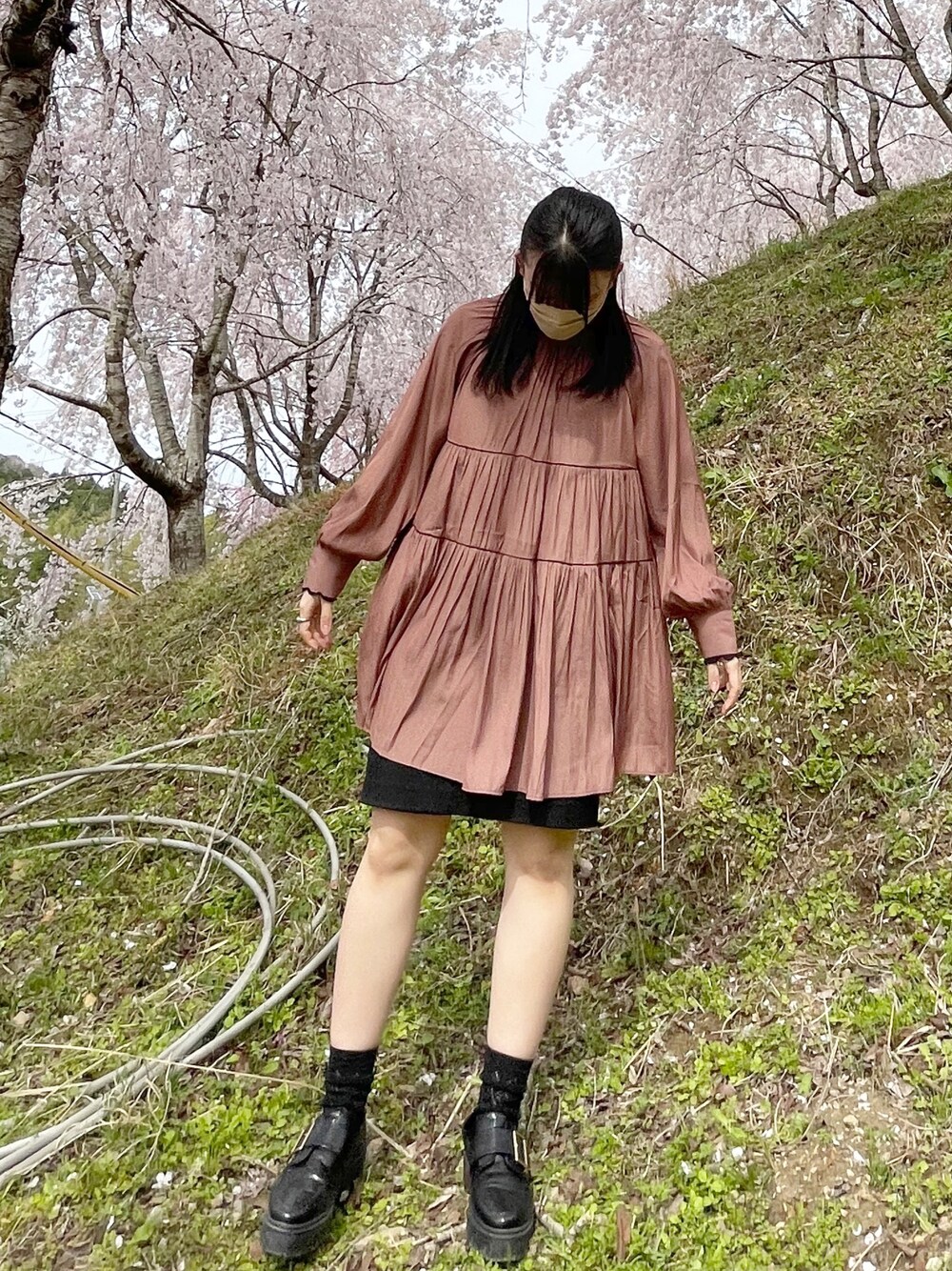 「はじめましてコーデ、はるコーデ、今日のコーデ、きれいめカジュアル、お花見コーデ、お花見、桜、ピンクコーデ、おしゃれさんと繋がりたい」｜「earth music&ecologyのロマンティックティアードチュニック ＊（シャツ/ブラウス、レッド系）」を使った、あんくまさん（レディース・163cm）の春コーディネートの1枚目の写真