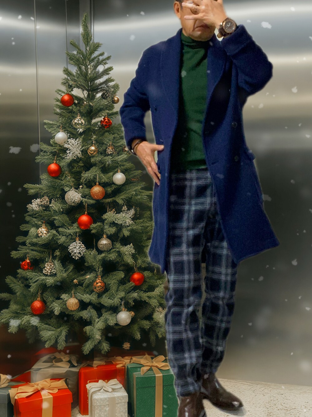 「冬コーデ、クリスマスに着たい服、ホワイトコーデ、マイベストコーデ2024、オトナカジュアル、お洒落さんとつながりたい、大人カジュアル、きれいめカジュアル」｜「LARDINIのアイテム（チェスターコート、ブルー系）」を使った、zizitownさん（メンズ・175cm）の冬コーディネートの1枚目の写真