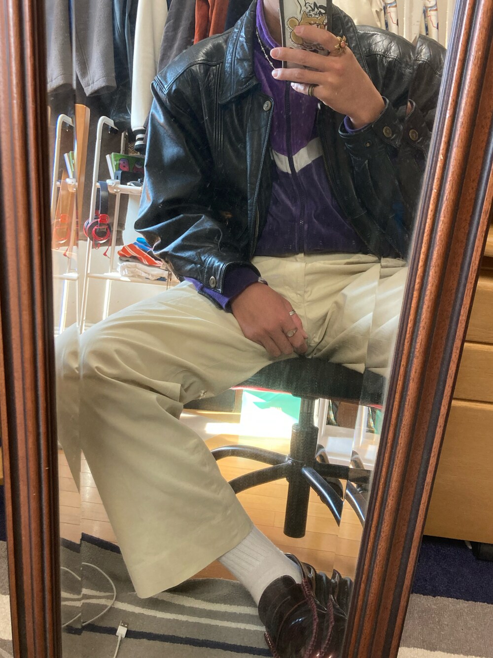 パープル系のその他アウターを着用したメンズの秋コーディネートの1枚目の写真