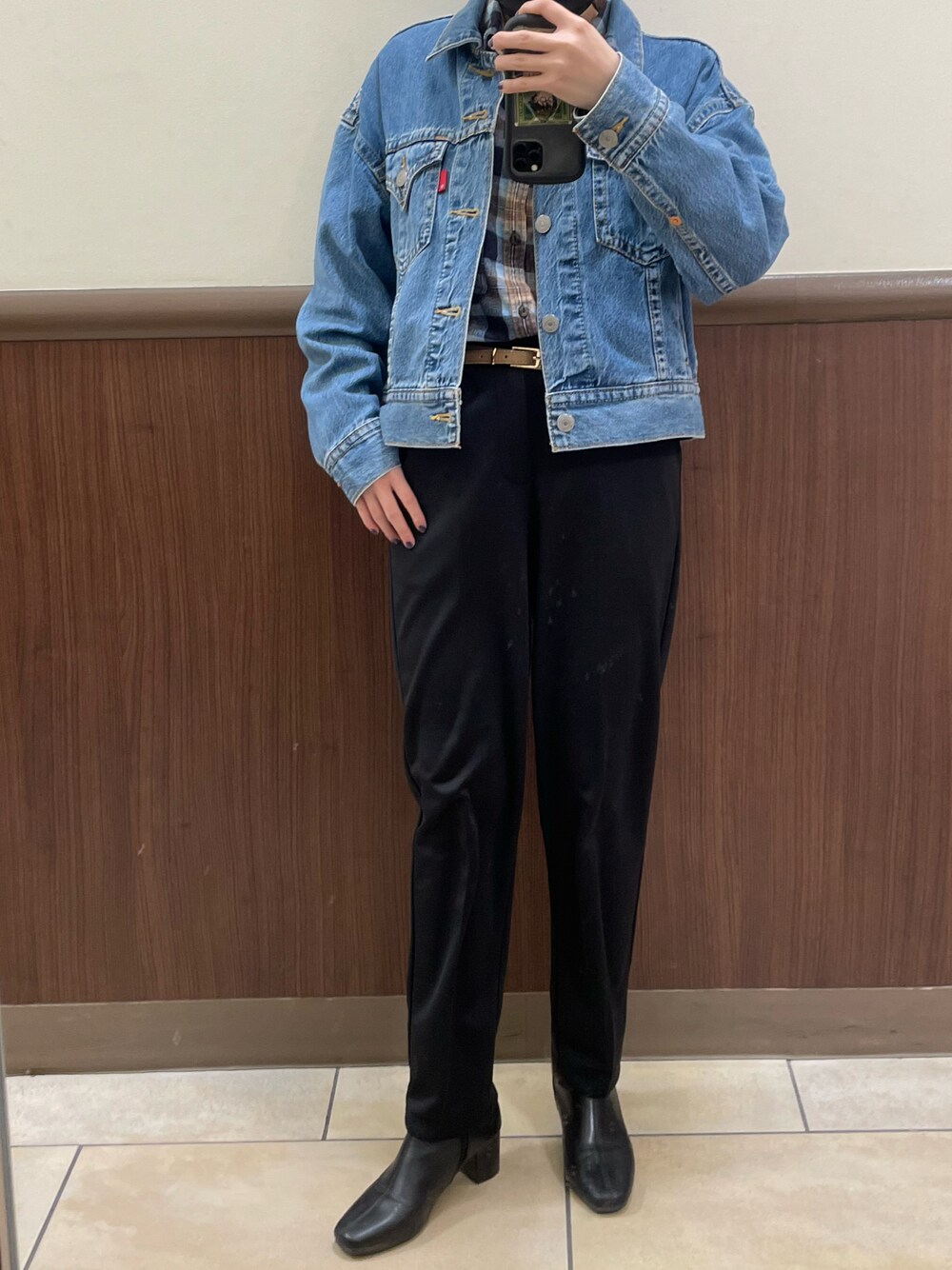 「カジュアル、きれいめカジュアル、パンツスタイル、春コーデ、ショート丈、デニムジャケット、ブーツ、Levi's、G.O.C、LAKOLE、ボーイッシュ、メンズライク、ジェンダーレス、おしゃれさんと繋がりたい」｜「G.O.Cのオーバーサイズライトダブル / シングル ジャケット & テーパードパンツ セットアップ（セットアップ、ブラック系）」を使った、fujino_otkmさん（レディース・156cm）の冬コーディネートの1枚目の写真