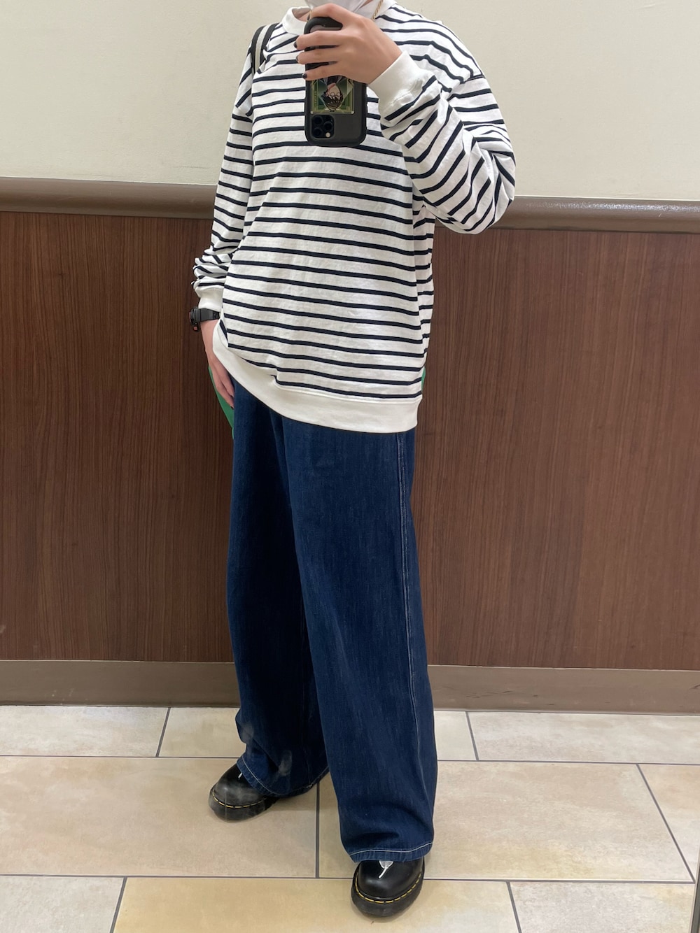 「秋ルック紹介するよ、カジュアル、きれいめカジュアル、秋服、低身長コーデ、着回しコーデ、ボーダー、デニム、ライトオン、cepo.、Dr.Martens、ボーイッシュ、メンズライク、ジェンダーレス、おしゃれさんと繋がりたい」｜「cepoのステッチ　ワークデニムパンツ（デニムパンツ、ブルー系）」を使った、fujino_otkmさん（レディース・156cm）の秋コーディネートの1枚目の写真