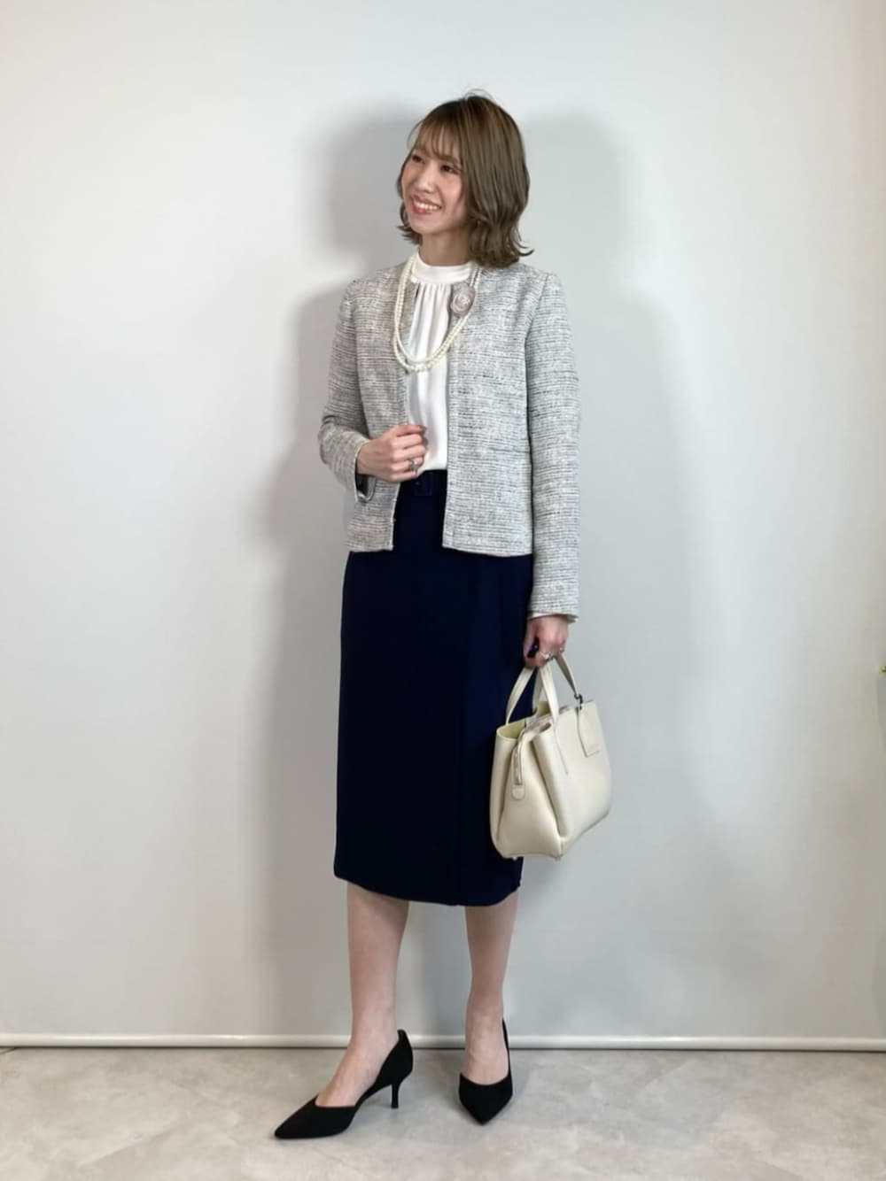 「ベーシック/トラッド、フェミニン、ビジネススタイル、フォーマル/セレモニー、骨格_ウェーブ、働くグリーンレーベル」｜「green label relaxingのポイテッド セパレート パンプス(6cmヒール)-撥水-（パンプス、ブラック系）」を使った、西村（nishimura）さん（レディース・163cm）の冬コーディネートの1枚目の写真