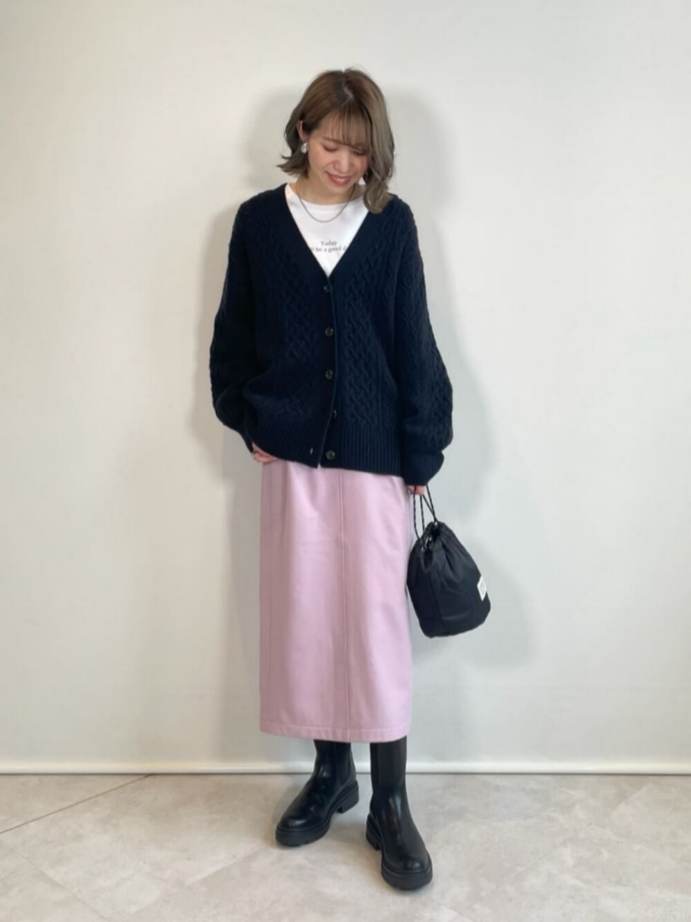 ブラック系のブーツ、ホワイト系のTシャツ/カットソー、ブルー系のカーディガン/ボレロを着用したレディースの冬コーディネートの1枚目の写真