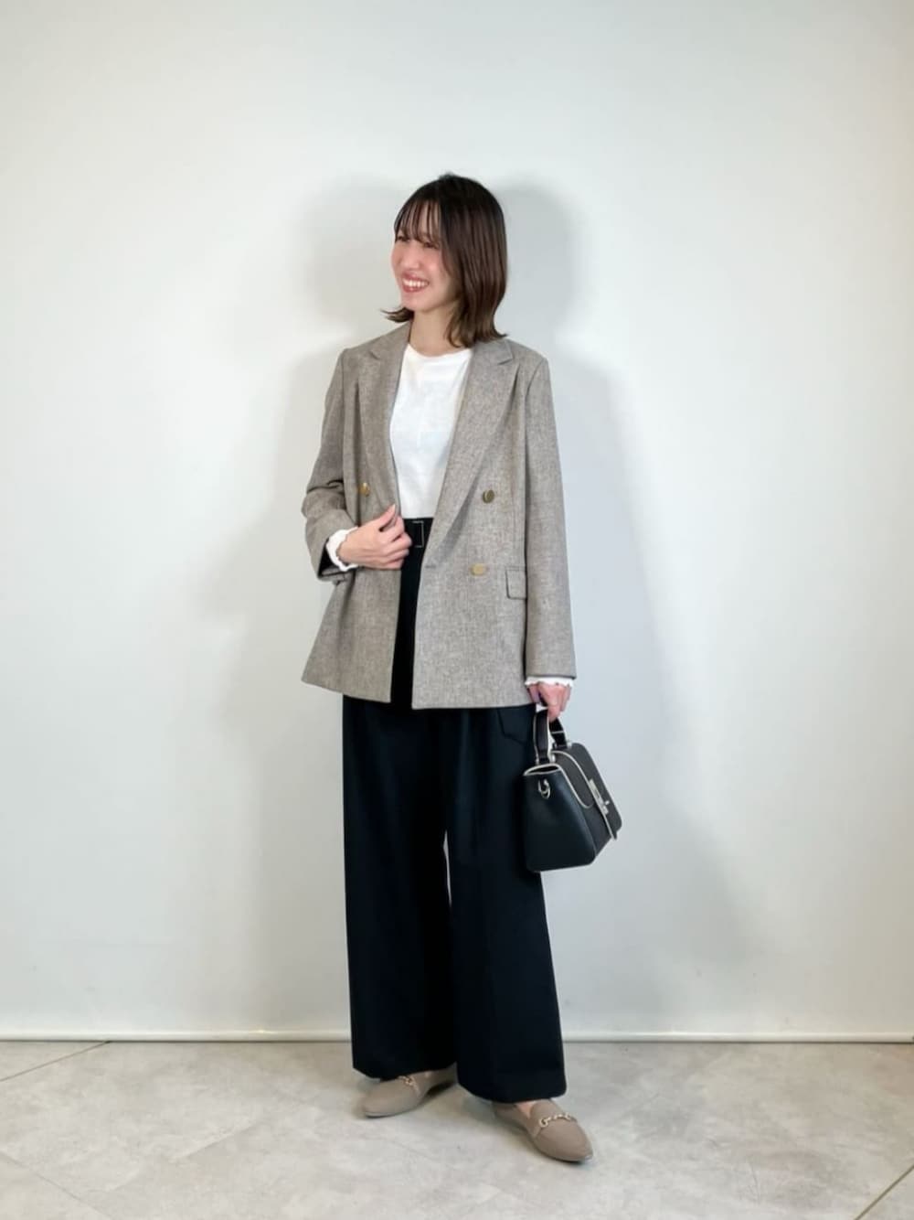 「トレンド、ビジネス、骨格ウェーブ、働くグリーンレーベル、通勤コーデ、通勤、ビジカジ、ジャケット、冬服、冬コーデ、green label relaxing」｜「green label relaxingのワンハンドル バックルフラップ ボストンバッグ（ショルダーバッグ、ブラック系）」を使った、西村（nishimura）さん（レディース・163cm）の冬コーディネートの1枚目の写真