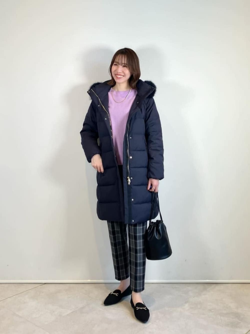「ベーシック/トラッド、骨格ウェーブ、気温9度以下、気温10度から14度、キチントボトムス、ニット、ダウン、ダウンコート、コート、冬服、冬コーデ、green label relaxing」｜「green label relaxingのウェルネス ニット ローファー -撥水・ウォッシャブル-（ローファー、ブラック系）」を使った、西村（nishimura）さん（レディース・163cm）の冬コーディネートの1枚目の写真