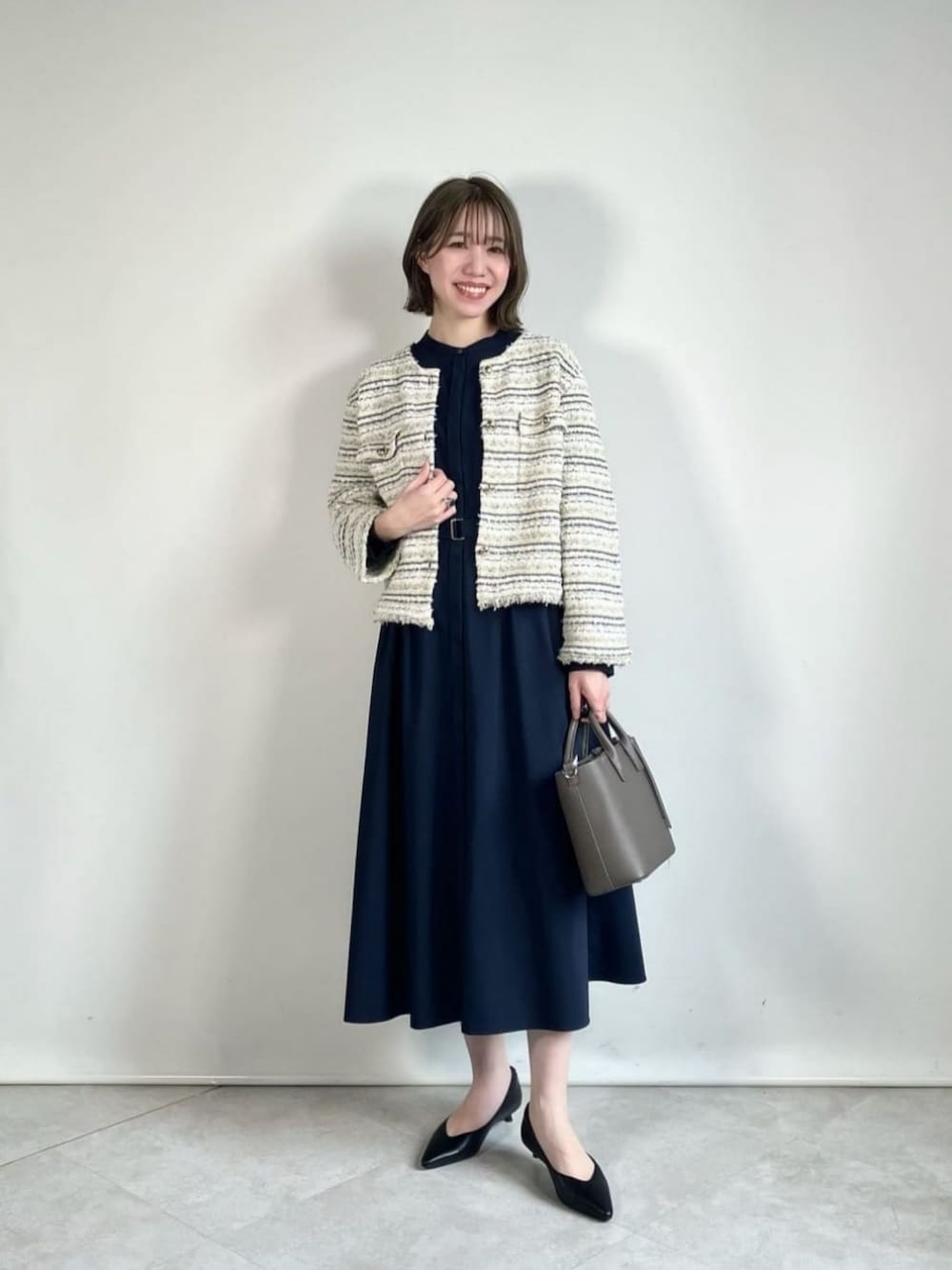 「ベーシック/トラッド、骨格ウェーブ、働くグリーンレーベル、フォーマル、セレモニー、入学式、卒入園、入園式、セレモニー服、通勤コーデ、カーディガン、ワンピース、ツイード、春服、春コーデ」｜「green label relaxingのミックスツイードライク ポケット ノーカラー ニット ジャケット（カーディガン/ボレロ、ベージュ系）」を使った、西村（nishimura）さん（レディース・163cm）の春コーディネートの1枚目の写真