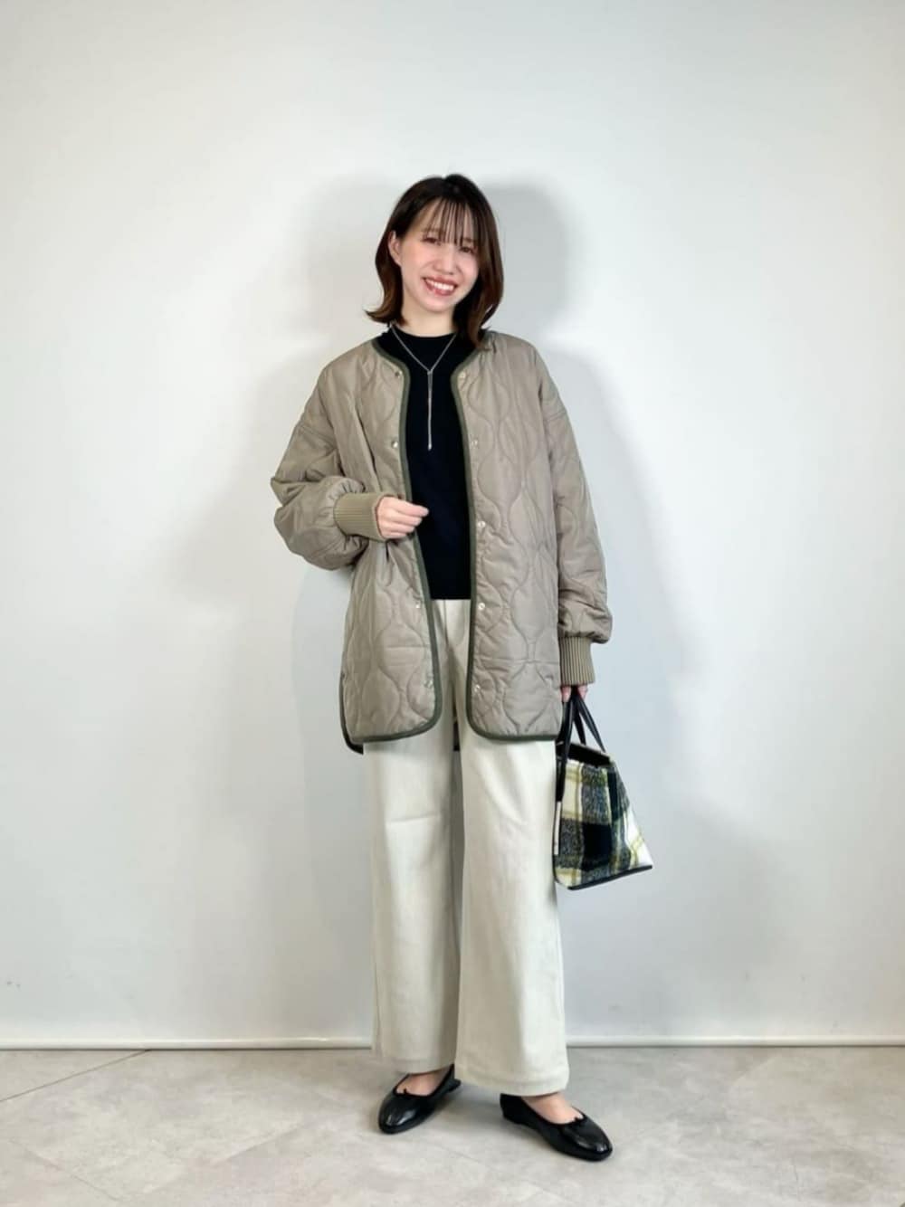 「ベーシック/トラッド、リラックス、トラベル、骨格ウェーブ、アウトドア、旅行、オルマイパンツ、カーディガン、ニット、秋服、冬服、コート、秋コーデ、冬コーデ、green label relaxing」｜「green label relaxingの［size SHORTあり］オルマイ コーデュロイ パンツ（その他パンツ、ホワイト系）」を使った、西村（nishimura）さん（レディース・163cm）の冬コーディネートの1枚目の写真