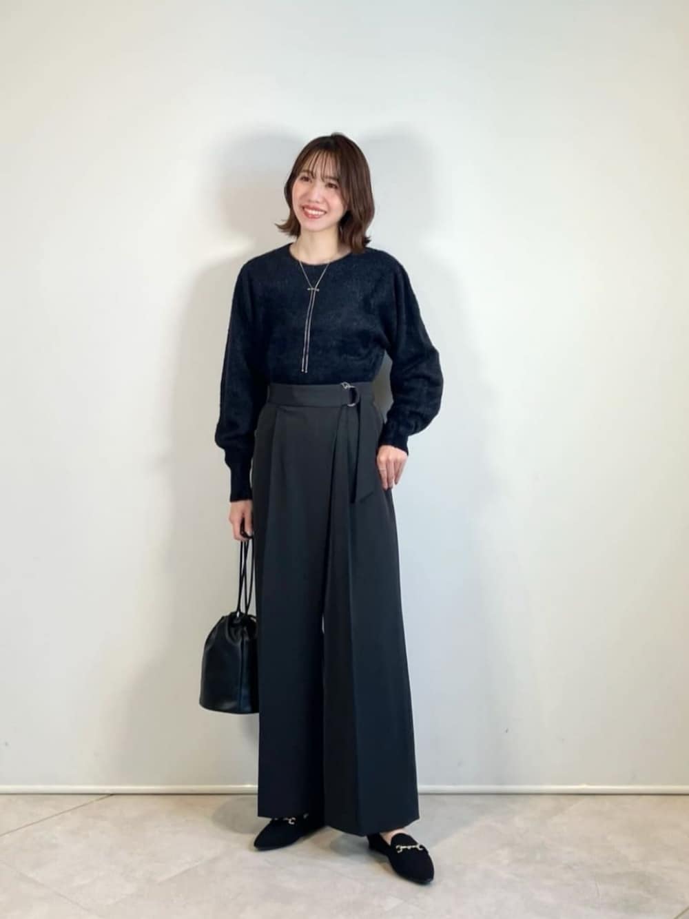 「トレンド、ビジネス、骨格ウェーブ、働くグリーンレーベル、通勤、通勤コーデ、ビジカジ、ニット、冬服、冬コーデ、green label relaxing」｜「green label relaxingのウェルネス ニット ローファー -撥水・ウォッシャブル-（ローファー、ブラック系）」を使った、西村（nishimura）さん（レディース・163cm）の冬コーディネートの1枚目の写真