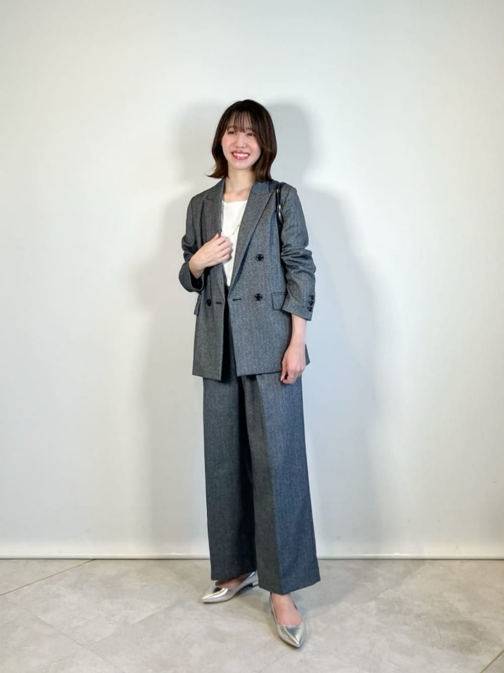 「トレンド、リラックス、骨格ウェーブ、働くグリーンレーベル、ビジネス、通勤、通勤コーデ、セットアップ、ジャケット、スーツ、秋服、冬服、秋コーデ、冬コーデ、green label relaxing」｜「green label relaxingのポインテッド フラットシューズ / パンプス （1.5cm）- 撥水 -（パンプス、シルバー系）」を使った、西村（nishimura）さん（レディース・163cm）の秋コーディネートの1枚目の写真