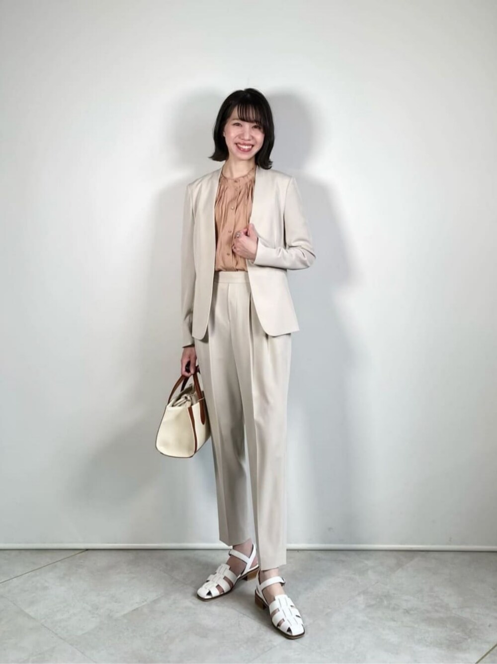 「ベーシック/トラッド、ビジネス、骨格ウェーブ、働くグリーンレーベル、セットアップ、ジャケット、ブラウス、テーパードパンツ、サンダル、グルカサンダル、春服、夏服、春夏コーデ、春コーデ、夏コーデ」｜「green label relaxingのトリム レクタングル 3WAY バッグ（ショルダーバッグ、ブラウン系）」を使った、西村（nishimura）さん（レディース・163cm）の春コーディネートの1枚目の写真
