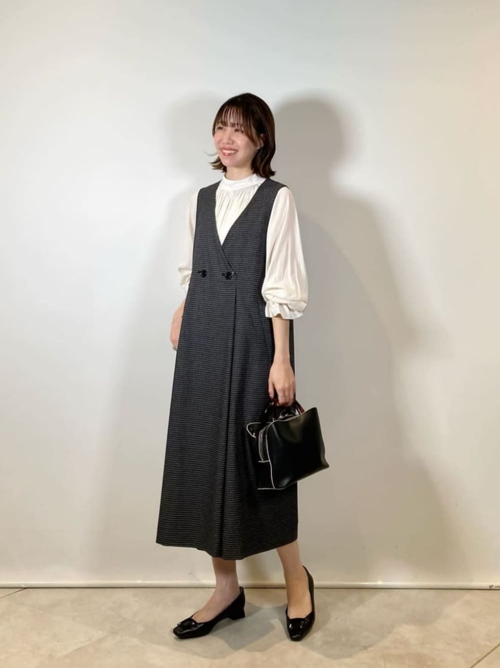 「ベーシック/トラッド、骨格ウェーブ、働くグリーンレーベル、ワンピース、ジャンパースカート、ブラウス、秋服、秋コーデ、green label relaxing」｜「green label relaxingのマーブルハンドル ジップボストン バッグ / ショルダーバッグ（ショルダーバッグ、ブラック系）」を使った、西村（nishimura）さん（レディース・163cm）の秋コーディネートの1枚目の写真