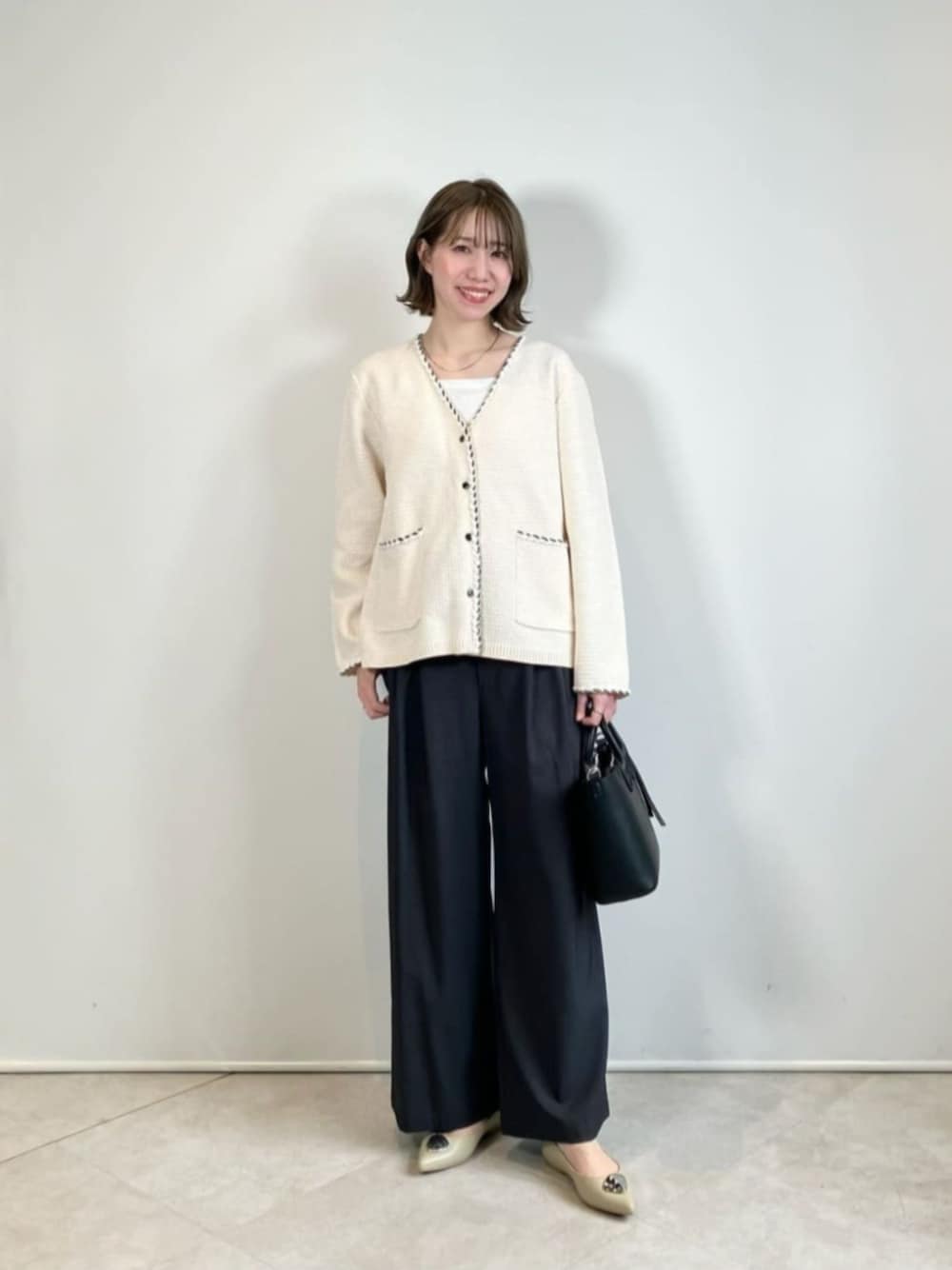 「トレンド、ビジネススタイル、骨格ウェーブ、働くグリーンレーベル、春服、通勤コーデ、ビジカジ、カーディガン」｜「green label relaxingのバロックフェイクパール＆チェーン 3way ネックレス（ネックレス、シルバー系）」を使った、西村（nishimura）さん（レディース・163cm）の春コーディネートの1枚目の写真
