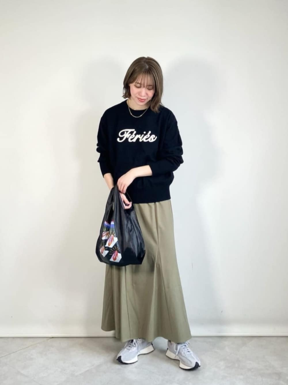 「ベーシック/トラッド、リラックススタイル、トラベル /リゾート、骨格ウェーブ、春服、アウトドアスタイル、旅行、旅コーデ、カジュアル、GLRスタッフが履くNew Balance、スニーカー、ニット、スカート」｜「green label relaxingの2連 チェーン チョーカー ネックレス（ネックレス、ゴールド系）」を使った、西村（nishimura）さん（レディース・163cm）の春コーディネートの1枚目の写真