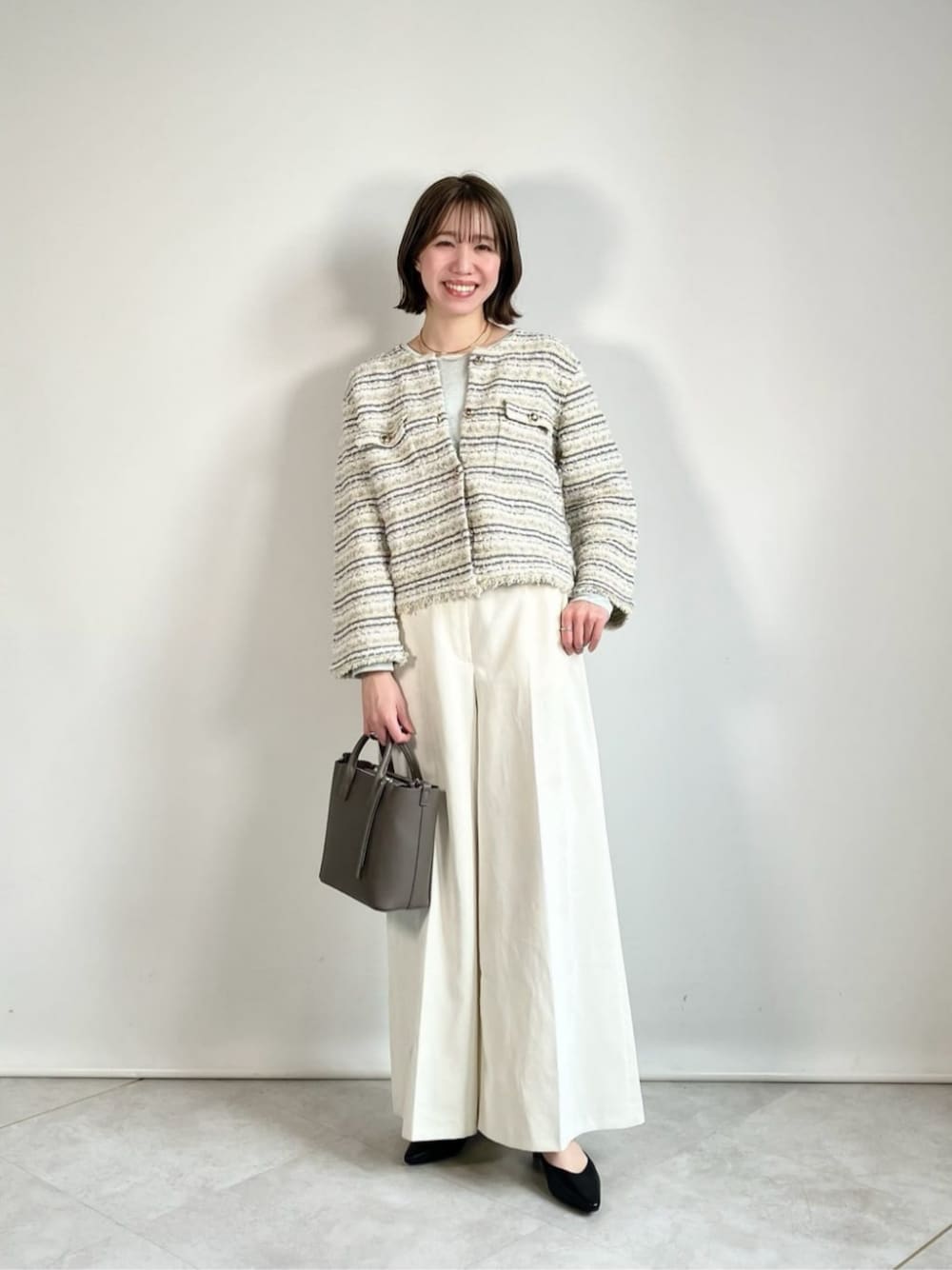 「ベーシック/トラッド、トレンド、ビジネス、骨格ウェーブ、働くグリーンレーベル、通勤コーデ、通勤、ビジカジ、カーディガン、ツイード、春服、春コーデ、春色」｜「green label relaxingの2連 チェーン チョーカー ネックレス（ネックレス、ゴールド系）」を使った、西村（nishimura）さん（レディース・163cm）の春コーディネートの1枚目の写真