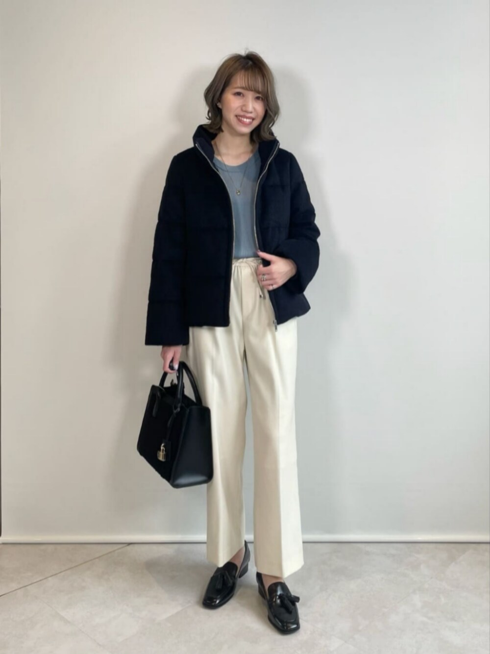「ベーシック、トラッド、ビジネススタイル、ニット、ダウンジャケット」｜「green label relaxingのボア ミニボストン 2WAY バッグ（ショルダーバッグ、ブラック系）」を使った、西村（nishimura）さん（レディース・163cm）の冬コーディネートの1枚目の写真