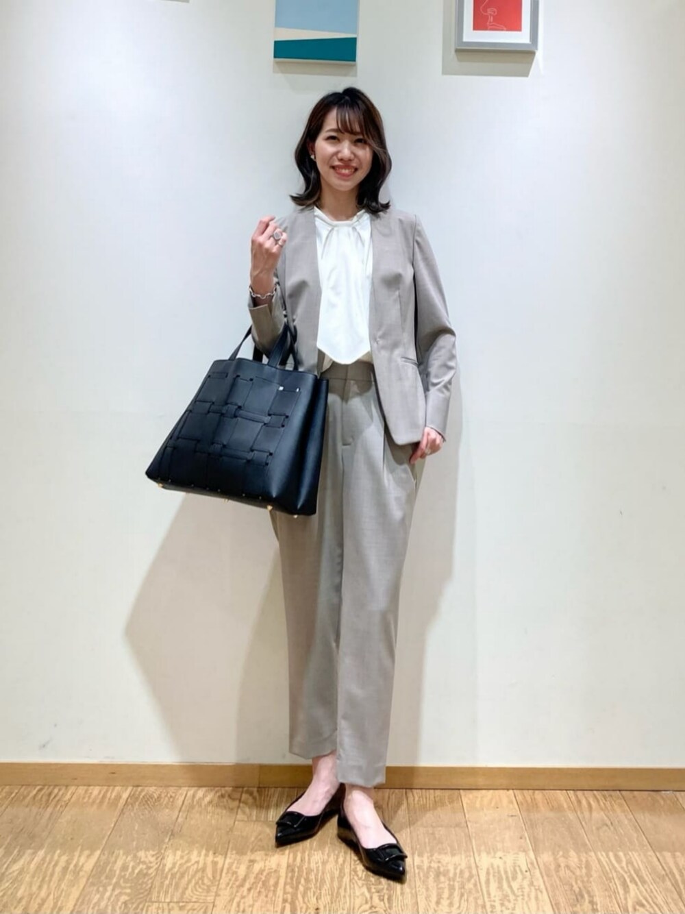 「ベーシック、トラッド、ジャケット、セットアップ、ビジネス、フォーマル/セレモニー、グリーンレーベルのポケット付きお仕事服、骨格ウェーブ、働くグリーンレーベル、春服、夏服、ブラウス」｜「green label relaxingのライト カチリラ テーパード パンツ -ウォッシャブル・ストレッチ・防シワ- ◇No08◇（スラックス、ベージュ系）」を使った、西村（nishimura）さん（レディース・163cm）の春コーディネートの1枚目の写真