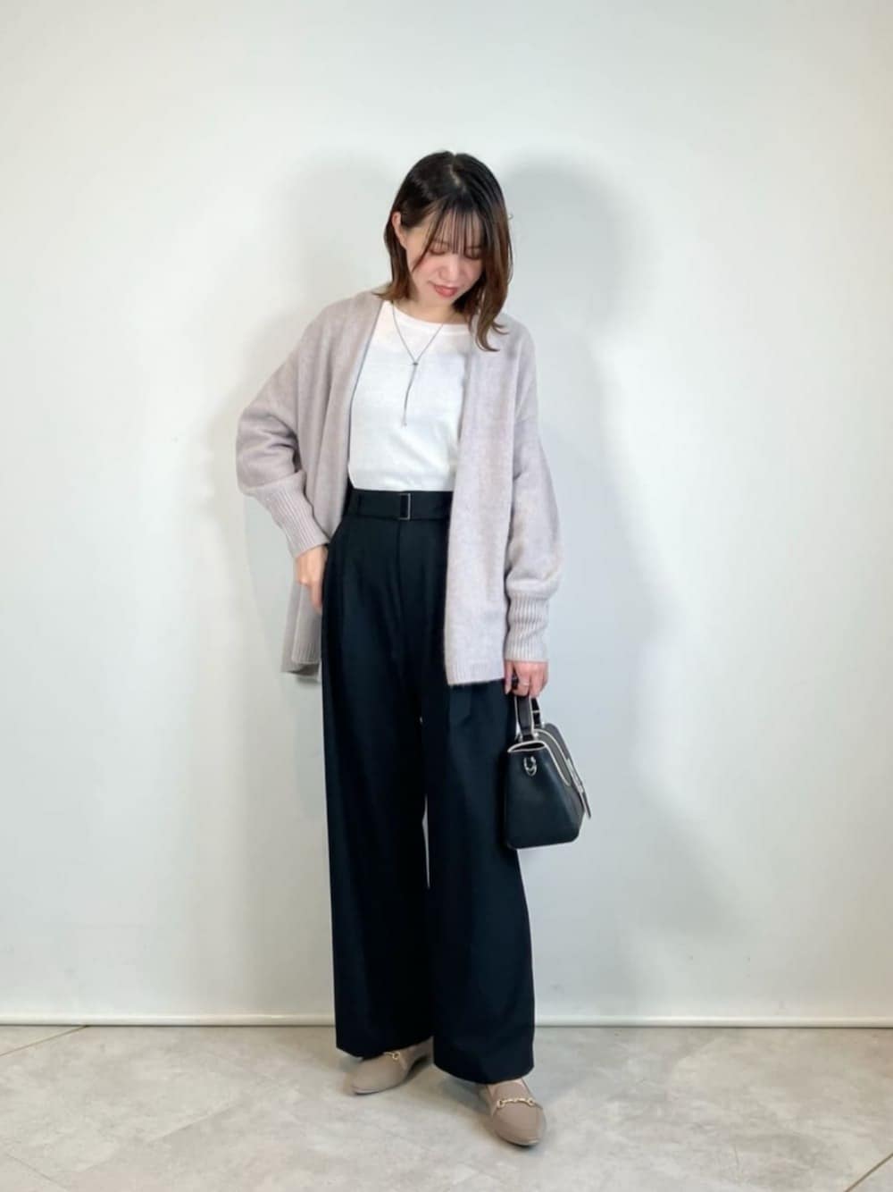 「ベーシック/トラッド、ビジネス、骨格ウェーブ、働くグリーンレーベル、通勤、ビジカジ、カーディガン、秋服、秋コーデ、冬服、冬コーデ、green label relaxing」｜「green label relaxingのワンハンドル バックルフラップ ボストンバッグ（ショルダーバッグ、ブラック系）」を使った、西村（nishimura）さん（レディース・163cm）の冬コーディネートの1枚目の写真