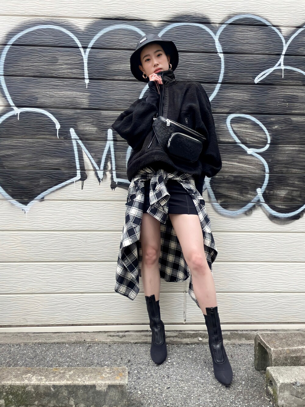 「ストリート、シャツスタイル、バケットハット、ワンピース、レイヤード、秋コーデ、シャツワンピース、ディーゼル、Diesel、DIESEL OSAKA、モノグラム、ボディバッグ、ブラックコーデ」｜「DIESELのレディース スウェット ボア 切り替え ルーズフィット ハーフジップ（スウェット、ブラック系）」を使った、NANAMI さん（レディース・171cm）の秋コーディネートの1枚目の写真