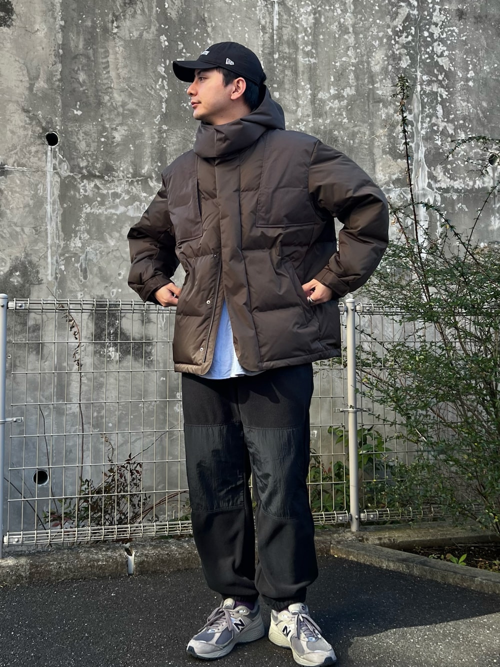 ブラック系のその他パンツ、グレー系のスニーカー、ブラウン系のダウンジャケット/コートを着用したメンズの冬コーディネートの1枚目の写真