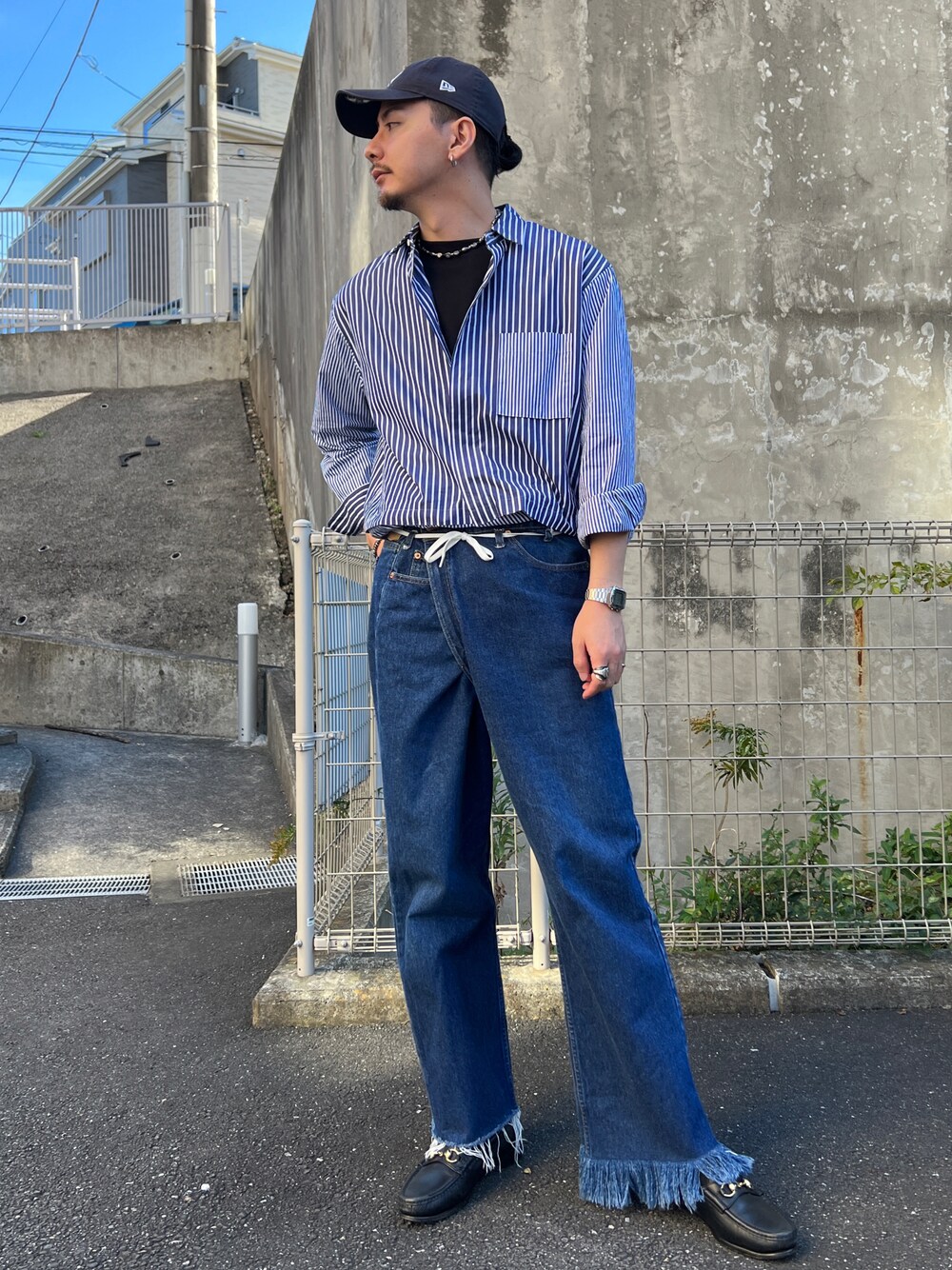 「オーバーサイズ、おしゃれさんと繋がりたい、休日スタイル、ブラック、ビッグシルエット、オトナカジュアル、プチプラ、古着MIX、黒、ストライプ、ストリート、アメカジ、UNIQLO、古着コーデ、古着好きな人と繋がりたい」｜「NEW ERAのニューエラ キャップ サイズ調整 9FORTY NEW ERA（キャップ、ブルー系）」を使った、YANAGIさん（メンズ・183cm）の秋コーディネートの1枚目の写真