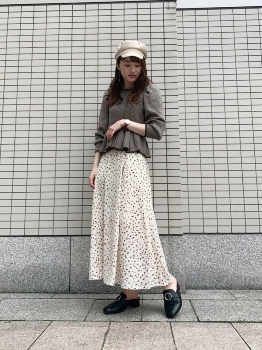 「キャスケット、休日スタイル、プチプラ、ラフ、きれいめカジュアル、ぺプラムトップス、花柄スカート、カジュアルコーデ、フリーズマート(FREE'S MART)、オトナカジュアル、秋コーデ」｜「FREE'S MARTのPUマリンキャスケット（キャスケット、ホワイト系）」を使った、FREE’S MART STAFFさん（レディース・160cm）の秋コーディネートの1枚目の写真