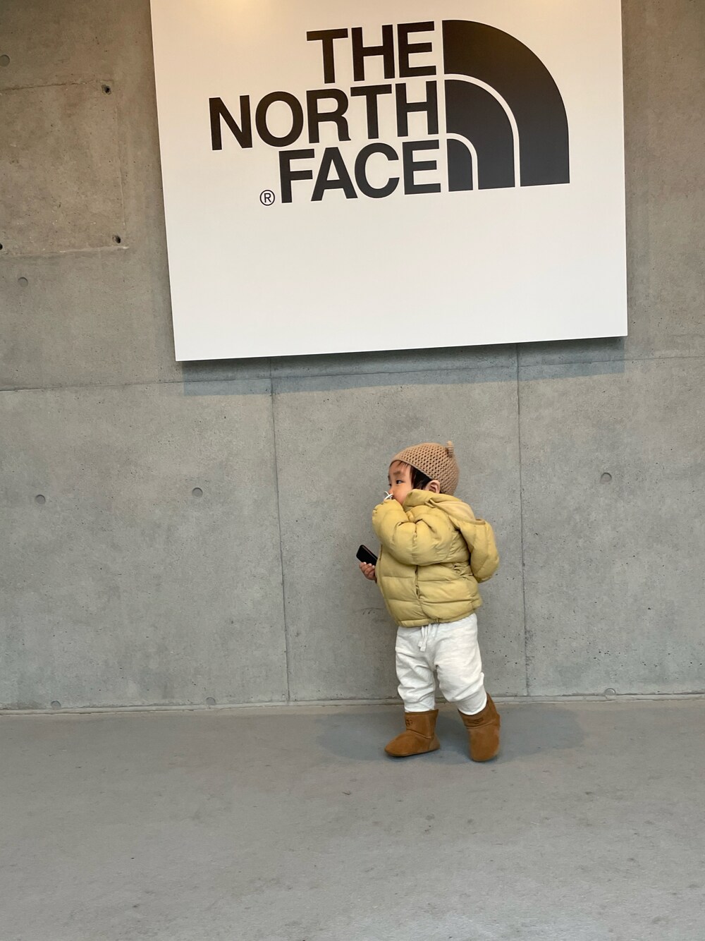 「キッズコーデ、シンプルコーデ、休日スタイル、おとこのこ、あったかコーデ、1歳、男の子、男の子コーデ、ダウンジャケット、キッズファッション、カジュアル、スウェット、プチプラコーデ、アウター、くすみカラー」｜「UNIQLOのアイテム（ジャケット/アウター、イエロー系）」を使った、MANOAさん（キッズ・80cm）の冬コーディネートの1枚目の写真