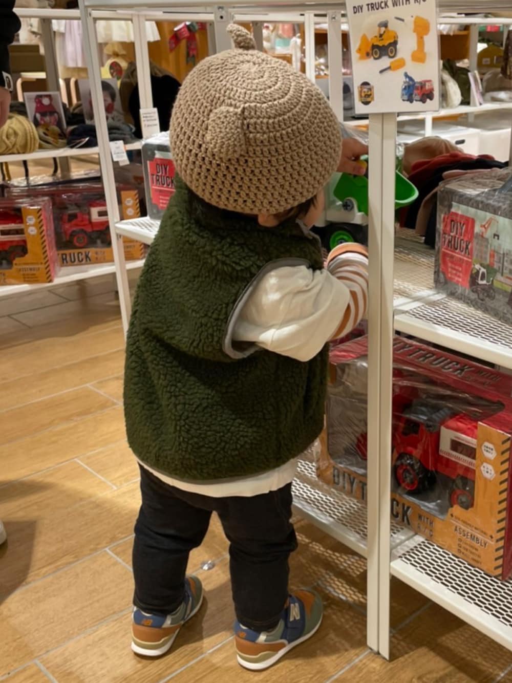 「休日スタイル、シンプルコーデ、カジュアル、キッズコーデ、おとこのこ、秋冬コーデ、ベビーコーデ、もこもこ、1歳、男の子、UNIQLO、ニューバランス」｜「NEW BALANCEのYV996（スニーカー、ベージュ系）」を使った、MANOAさん（キッズ・80cm）の冬コーディネートの1枚目の写真