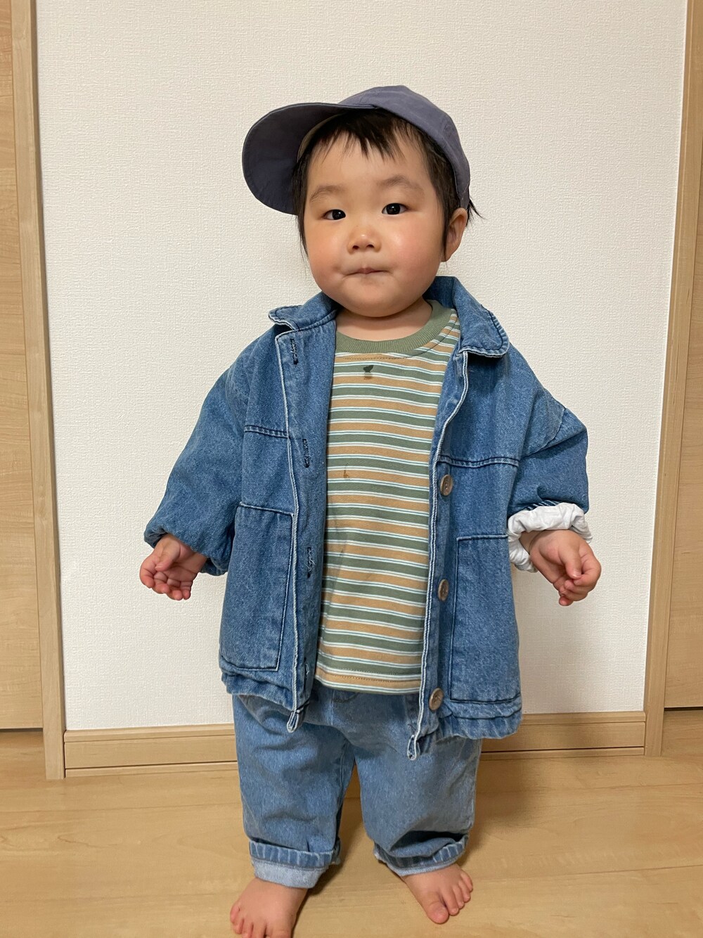 「キッズファッション、おとこのこ、韓国ファッション、韓国子供服、デニム、くすみカラー、ラフ、ゆるコーデ、男の子、ハーフパンツ、ボーダー、1歳、男の子コーデ、デニムジャケット、休日スタイル」｜「aimohaの【aimoha-KIDS-】【新作】韓国子供服 配色ボーダー柄ロングTEE（Tシャツ/カットソー、グリーン系）」を使った、MANOAさん（キッズ・80cm）の春コーディネートの1枚目の写真