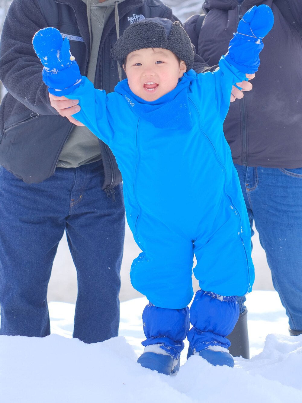 「休日コーデ、キッズファッション、キッズコーデ、キッズ、男の子、男の子コーデ、冬コーデ、冬、2歳、雪、ジャンプスーツ、公園、ブルー、mont-bell、THE NORTH FACE」｜「mont-bellのアイテム（ジャケット/アウター、ブルー系）」を使った、MANOAさん（キッズ・80cm）の冬コーディネートの1枚目の写真