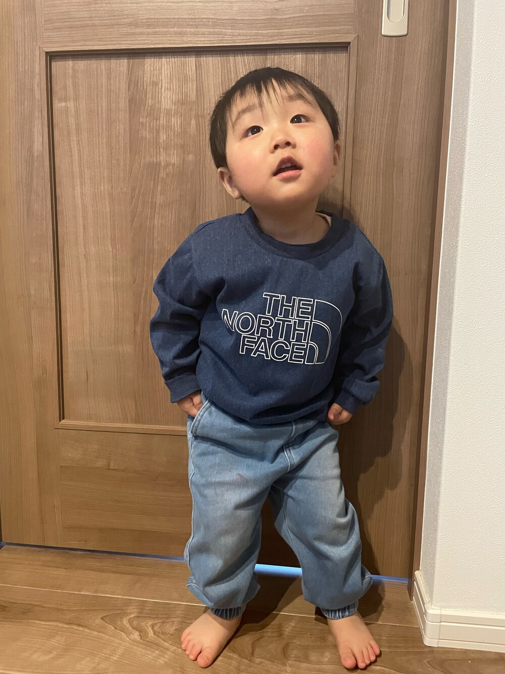 「ほめられ本命コーデ、男の子コーデ、キッズコーデ、デニム、キッズファッション、男の子、ラフ、ジョガーパンツ、スウェット、休日スタイル、GAP、ゆるコーデ、おとこのこ、ノースフェイス」｜「GAPのニット デニム ジョガーパンツ (幼児)（デニムパンツ、ブルー系）」を使った、MANOAさん（キッズ・80cm）の冬コーディネートの1枚目の写真