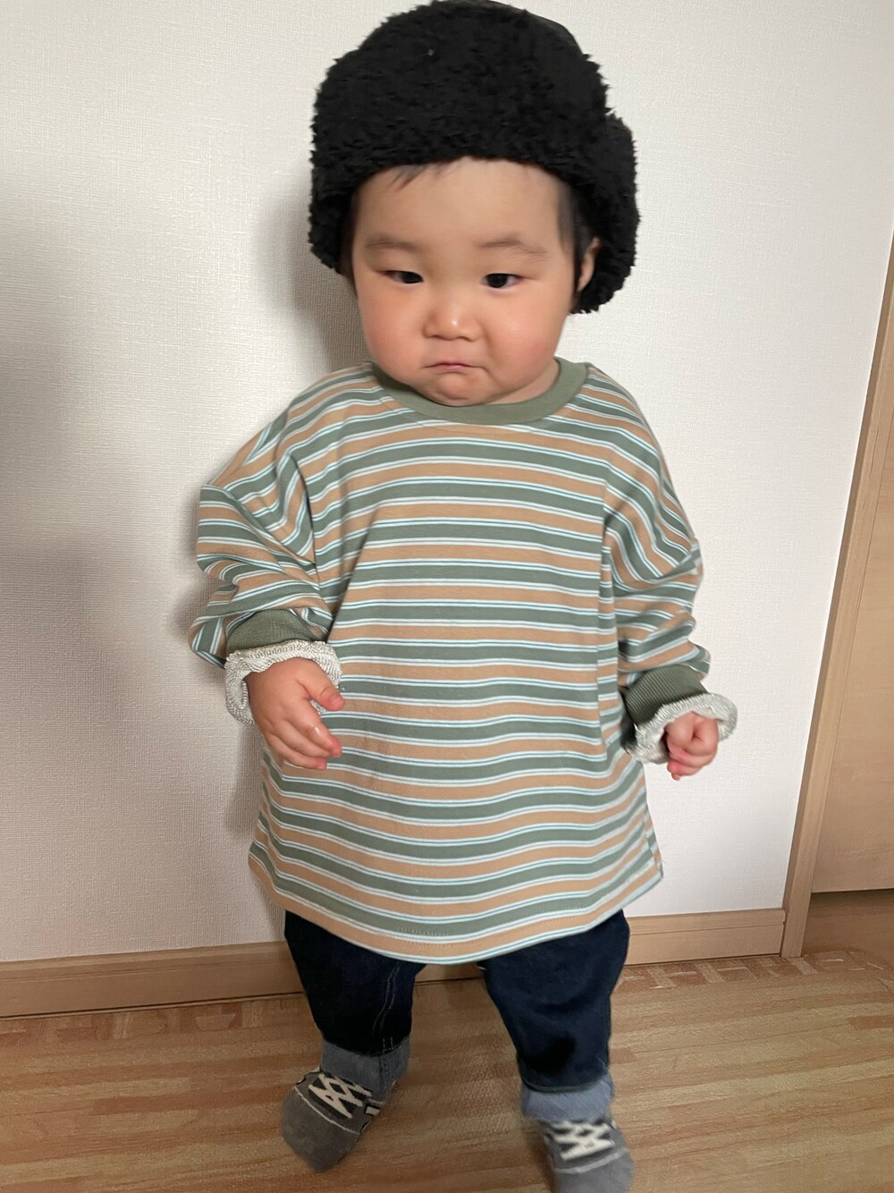 「ゆるコーデ、キッズコーデ、シンプルコーデ、ボーダー、男の子、おとこのこ、男の子コーデ、1歳、スウェット、韓国子供服」｜「THE NORTH FACEの【KIDS】【THE NORTH FACE/ノースフェイス】FRONTIER CAP（キャップ、ブラック系）」を使った、MANOAさん（キッズ・80cm）の冬コーディネートの1枚目の写真
