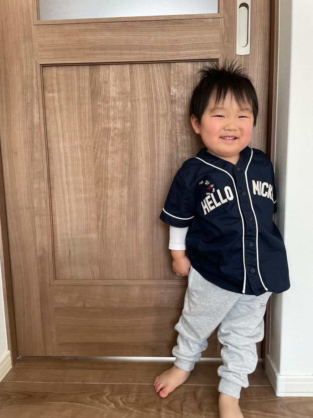 「休日スタイル、キッズファッション、スウェットパンツ、春、男の子、男の子コーデ、キッズコーデ、ベースボールシャツ、ミッキー、2歳、ラフ、春服デビュー宣言、シンプルコーデ」｜「ZARAのアイテム（スウェットパンツ、グレー系）」を使った、MANOAさん（キッズ・80cm）の春コーディネートの1枚目の写真