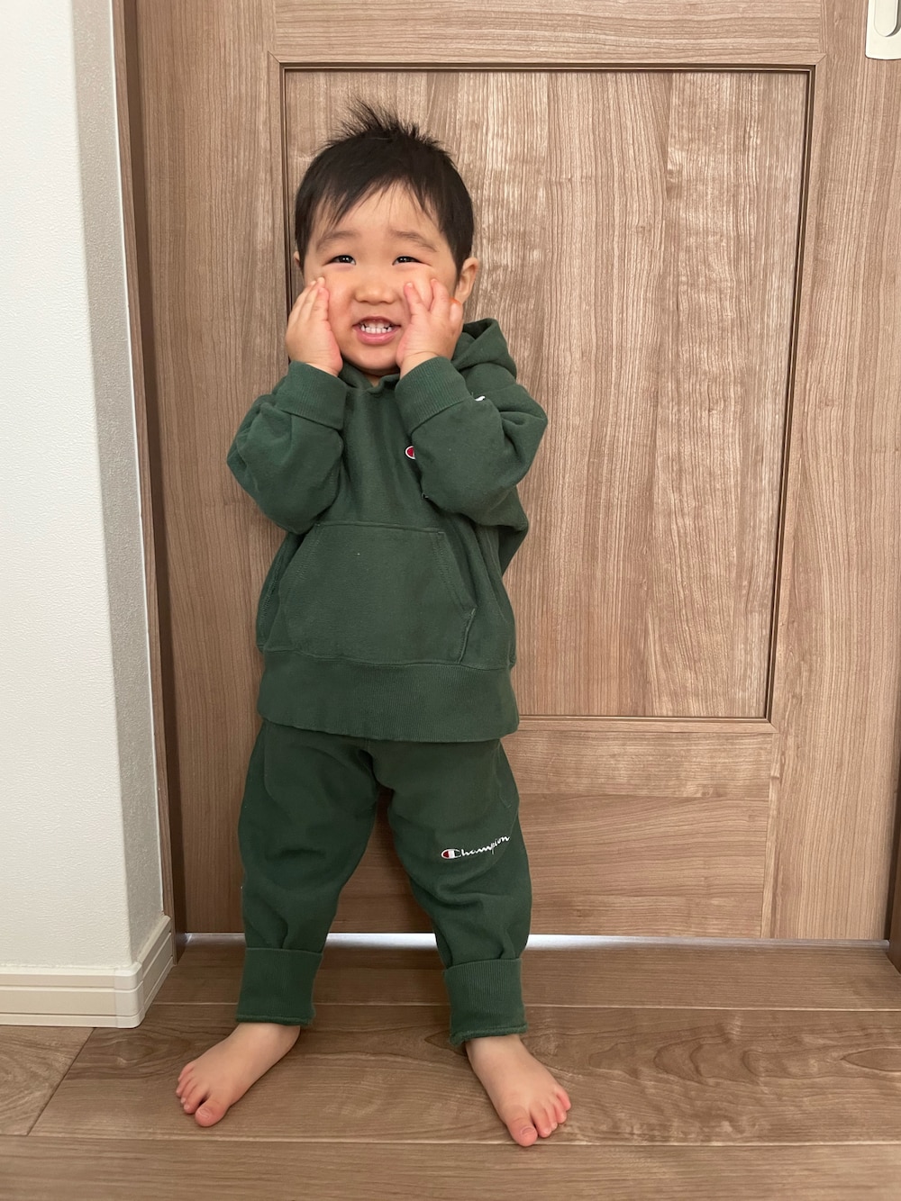 「休日スタイル、シンプルコーデ、スウェット、男の子ファッション、男の子コーデ、セットアップ、男の子、キッズコーデ、キッズファッション、グリーン、2歳、ラフ、パーカー」｜「Championのアイテム（スウェットパンツ、グリーン系）」を使った、MANOAさん（キッズ・80cm）の冬コーディネートの1枚目の写真