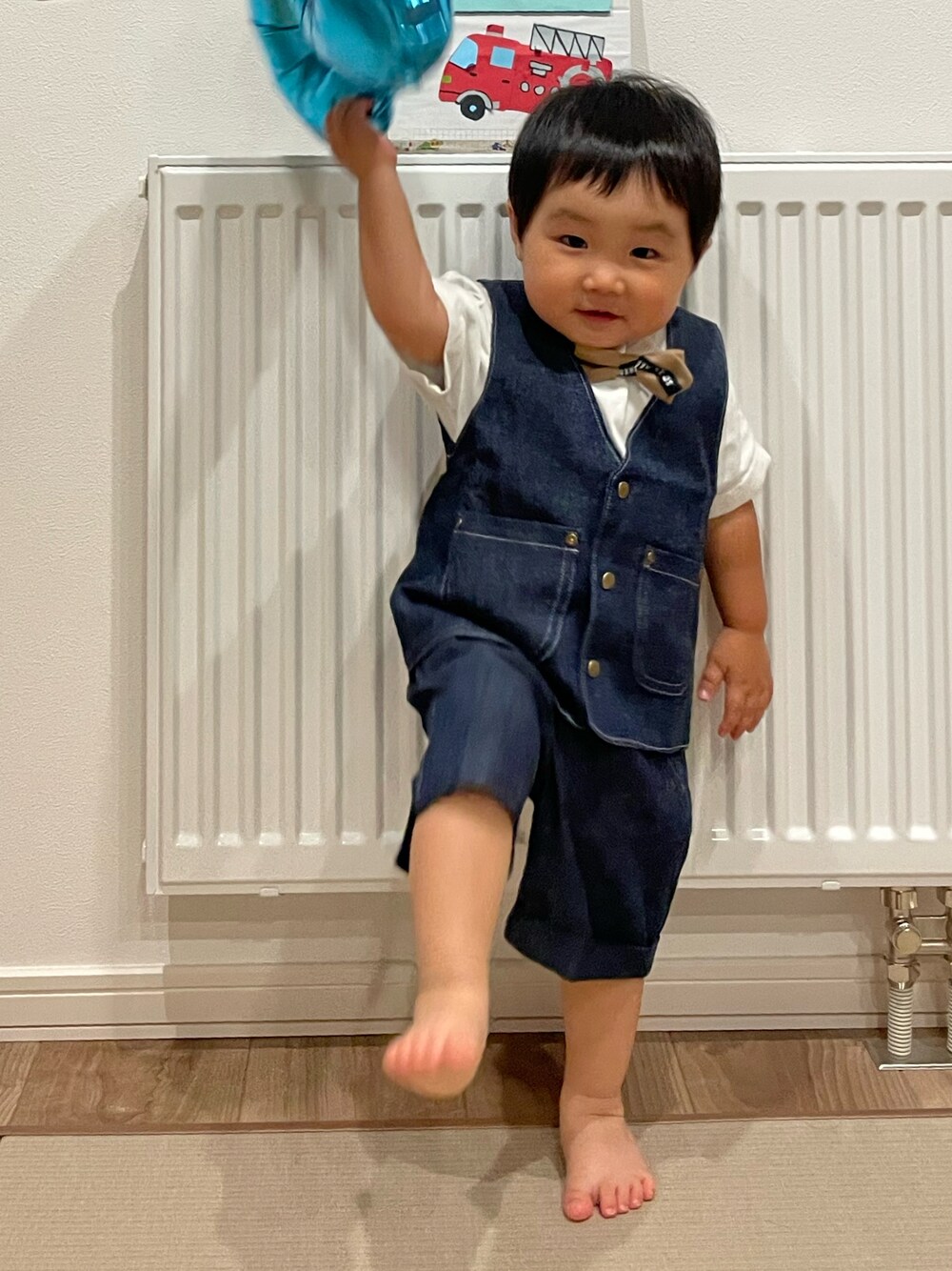 「お誕生日おめでとう！、パーティースタイル、スーツスタイル、ベスト、デニム、男の子、おとこのこ、秋服コーデ、2歳、セットアップ、セレモニー、リトルエムイー、むすこーで、蝶ネクタイ」｜「little.M.Eのアイテム（フォーマルスーツ/小物、ブルー系）」を使った、MANOAさん（キッズ・80cm）の秋コーディネートの1枚目の写真