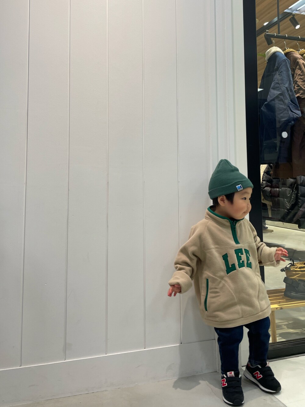 「キッズファッション、ニット帽、デニムパンツ、レトロ、シンプル、フリース、おとこのこ、男の子、2歳、キッズコーデ、アウトドアスタイル、ハーフジップ、ゆるコーデ、冬コーデ、秋コーデ」｜「Leeの【110-150cm】キッズ バイカラーハーフジッププルオーバーフリース（その他トップス、グレー系）」を使った、MANOAさん（キッズ・80cm）の秋コーディネートの1枚目の写真