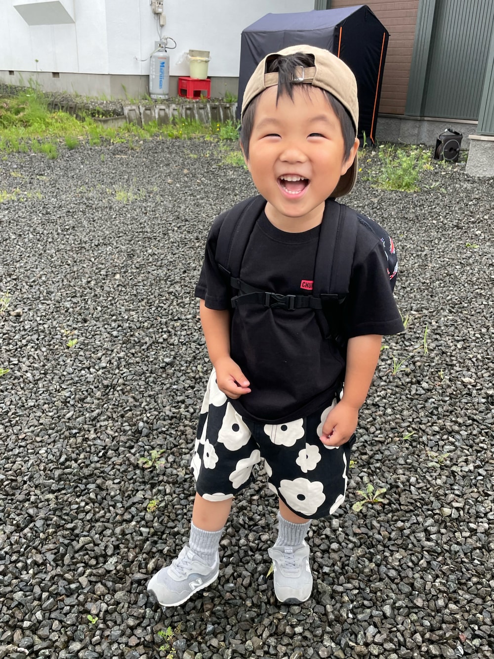 「夏コーデ、男の子、休日スタイル、ハーフパンツ、キッズファッション、キャップ、白黒、キッズコーデ、男の子コーデ、Tシャツ、花柄、さらっと晴れやかスナップ」｜「FREAK'S STOREの限定展開 CHUMS/チャムス KIDS Booby Logo T-Shirt キッズサイズ バックプリントTシャツ/CH21-1282（Tシャツ/カットソー、ブラック系）」を使った、MANOAさん（キッズ・90cm）の夏コーディネートの1枚目の写真
