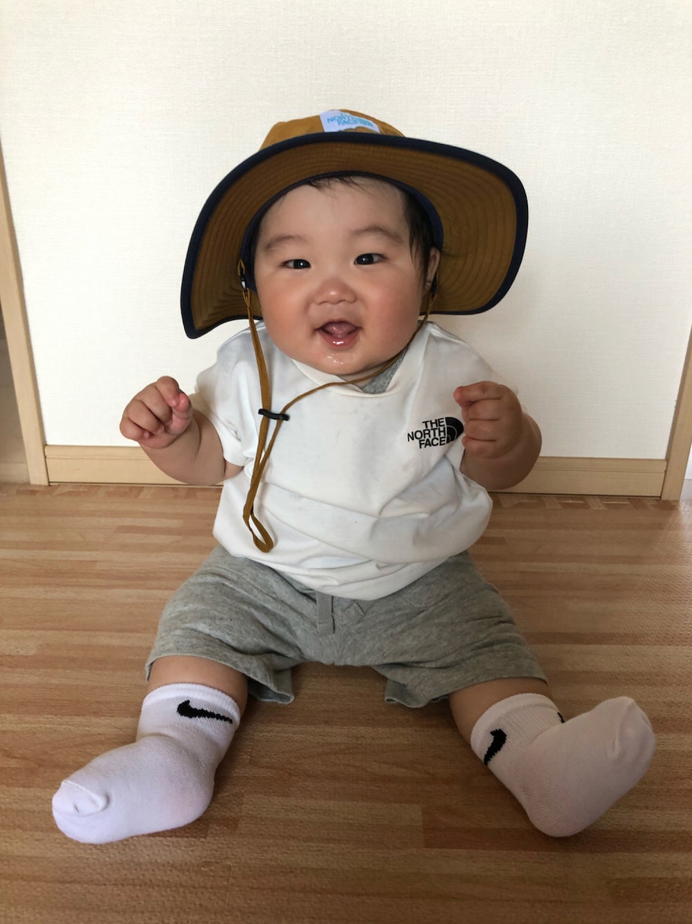 「Tシャツ、カジュアルコーデ、キッズ、男の子、生後８ヶ月、ホライズンハット、男の子コーデ、休日スタイル、シンプル、男の子ベビー」｜「GAPのアイテム（パンツ、グレー系）」を使った、MANOAさん（キッズ・80cm）の夏コーディネートの1枚目の写真