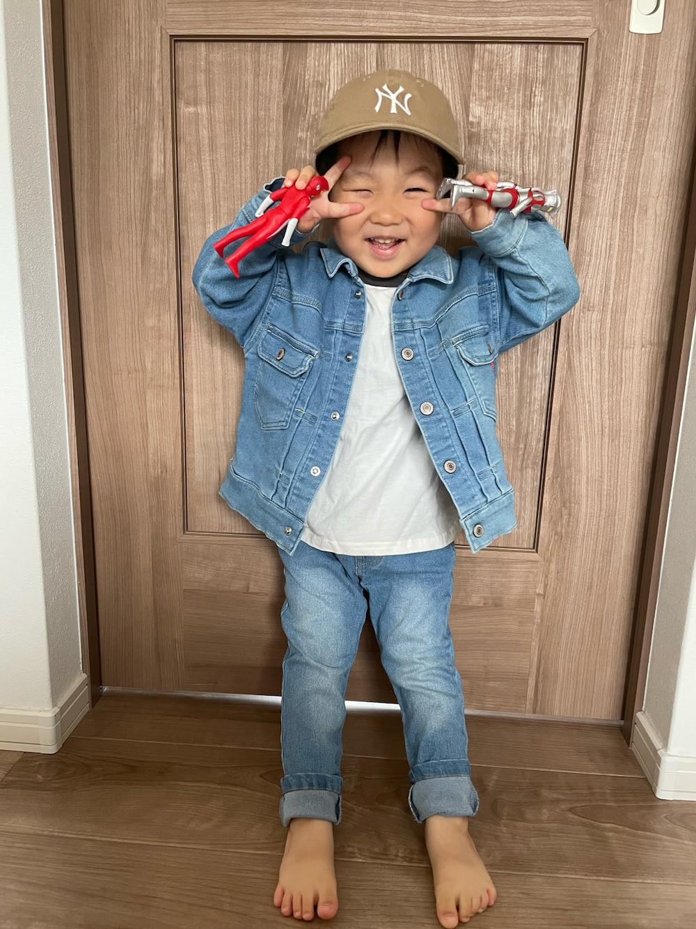 「休日スタイル、キッズファッション、キッズコーデ、デニム、シンプルコーデ、男の子、デニムジャケット、デニムコーデ、ラフ、2歳、秋コーデ、キッズ、男の子コーデ、Tシャツ、カジュアルコーデ」｜「BREEZEのアイテム（デニムパンツ、ブルー系）」を使った、MANOAさん（キッズ・90cm）の秋コーディネートの1枚目の写真