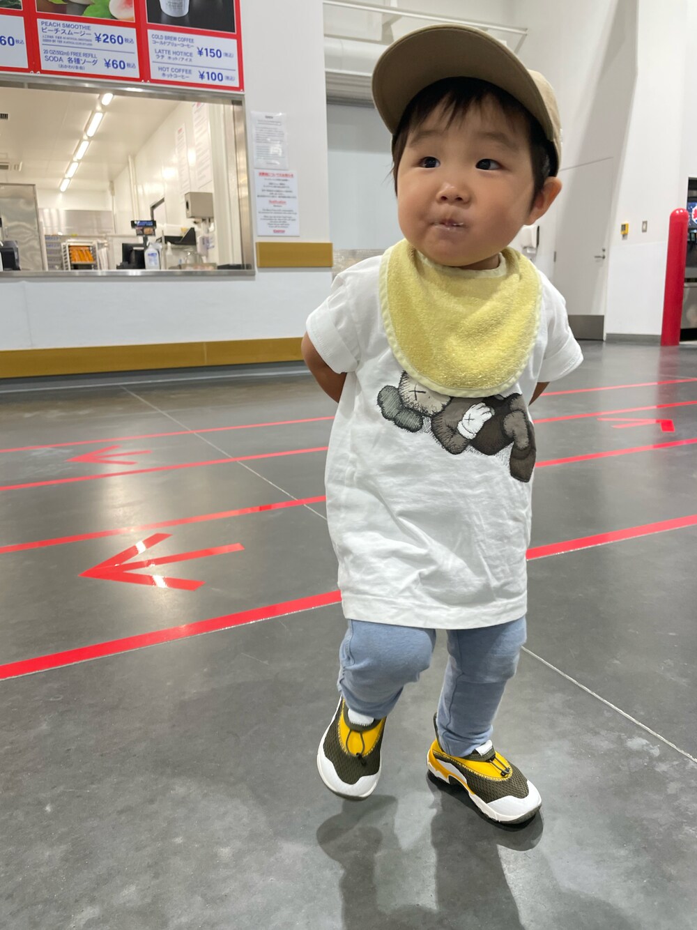 「夏コーデ、休日コーデ、キッズコーデ、キッズファッション、Tシャツコーデ、休日スタイル、1歳、男の子、おとこのこ、シンプル、ラフ、キャップ、プリントT、白Tシャツ」｜「NEW ERAの【NEW ERA】キッズ Youth 9TWENTY MLB [BSC]（キャップ、ベージュ系）」を使った、MANOAさん（キッズ・80cm）の夏コーディネートの1枚目の写真